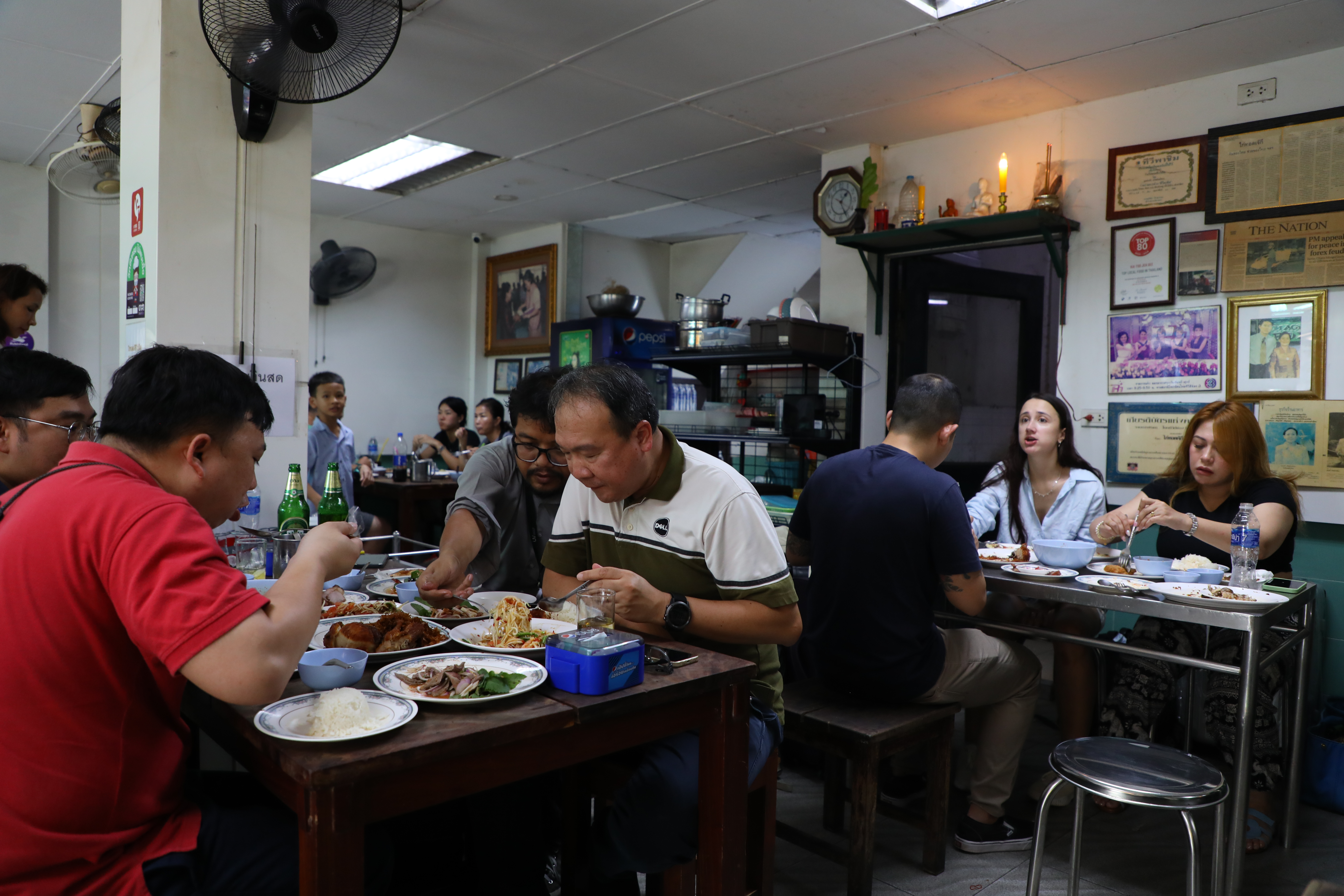 主打炸雞的Gai Tord Jae Kee，店裡擠滿在地食客，老闆的招呼很親切。