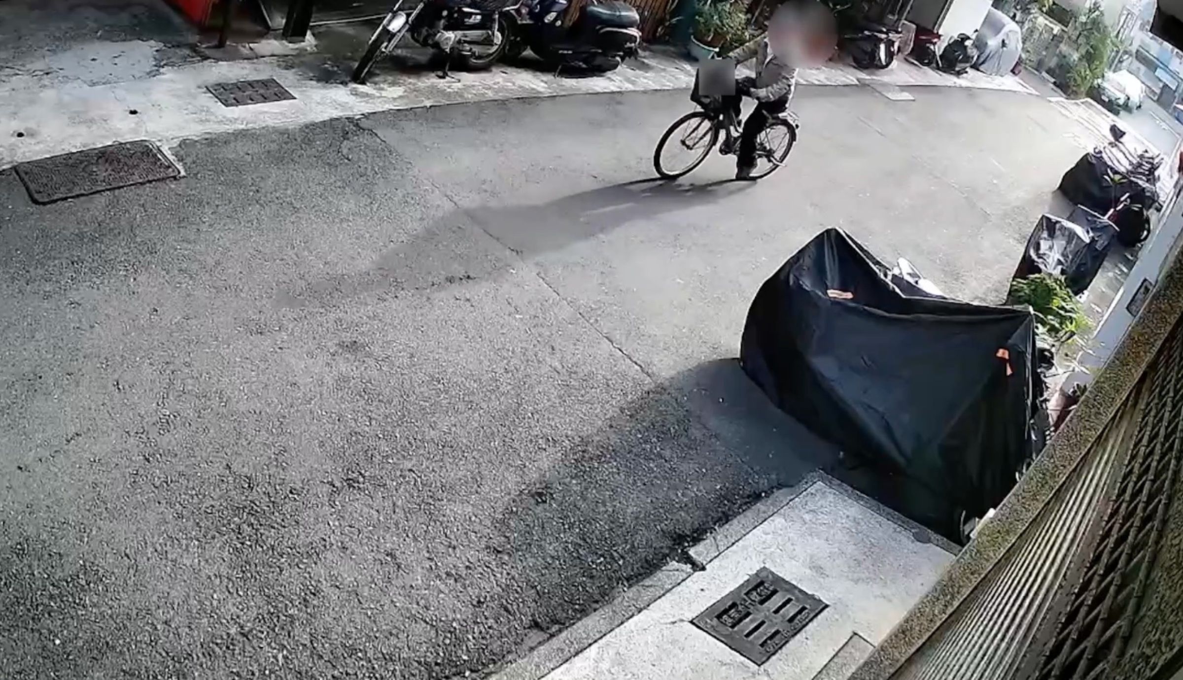 張男疑似多次騎腳踏車外出棄屍。（高雄市刑警大隊提供）