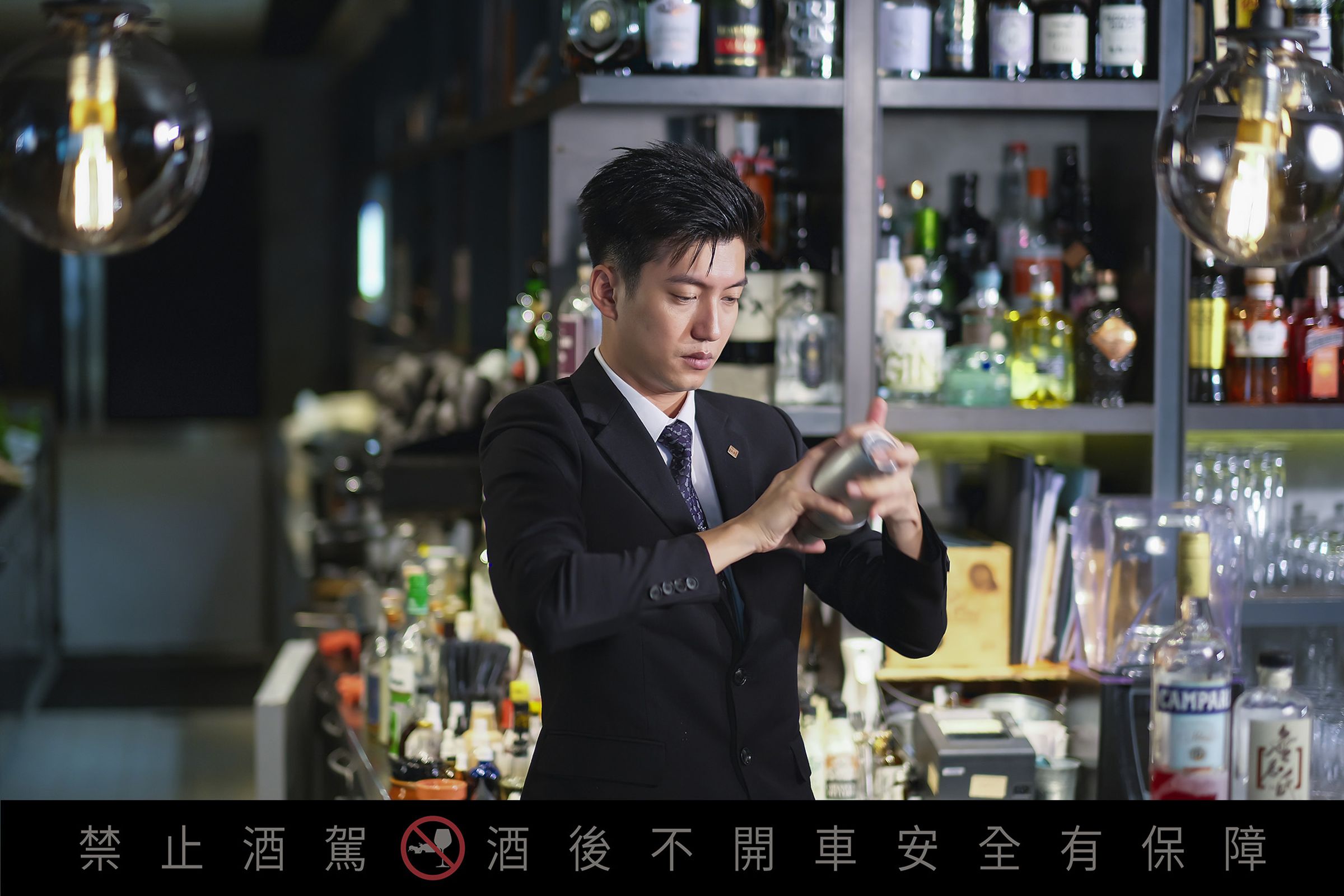在活動現場有機會見到調酒師們大展身手，為遊客帶來充滿創意風味的雞尾酒。（香港旅遊發展局提供）