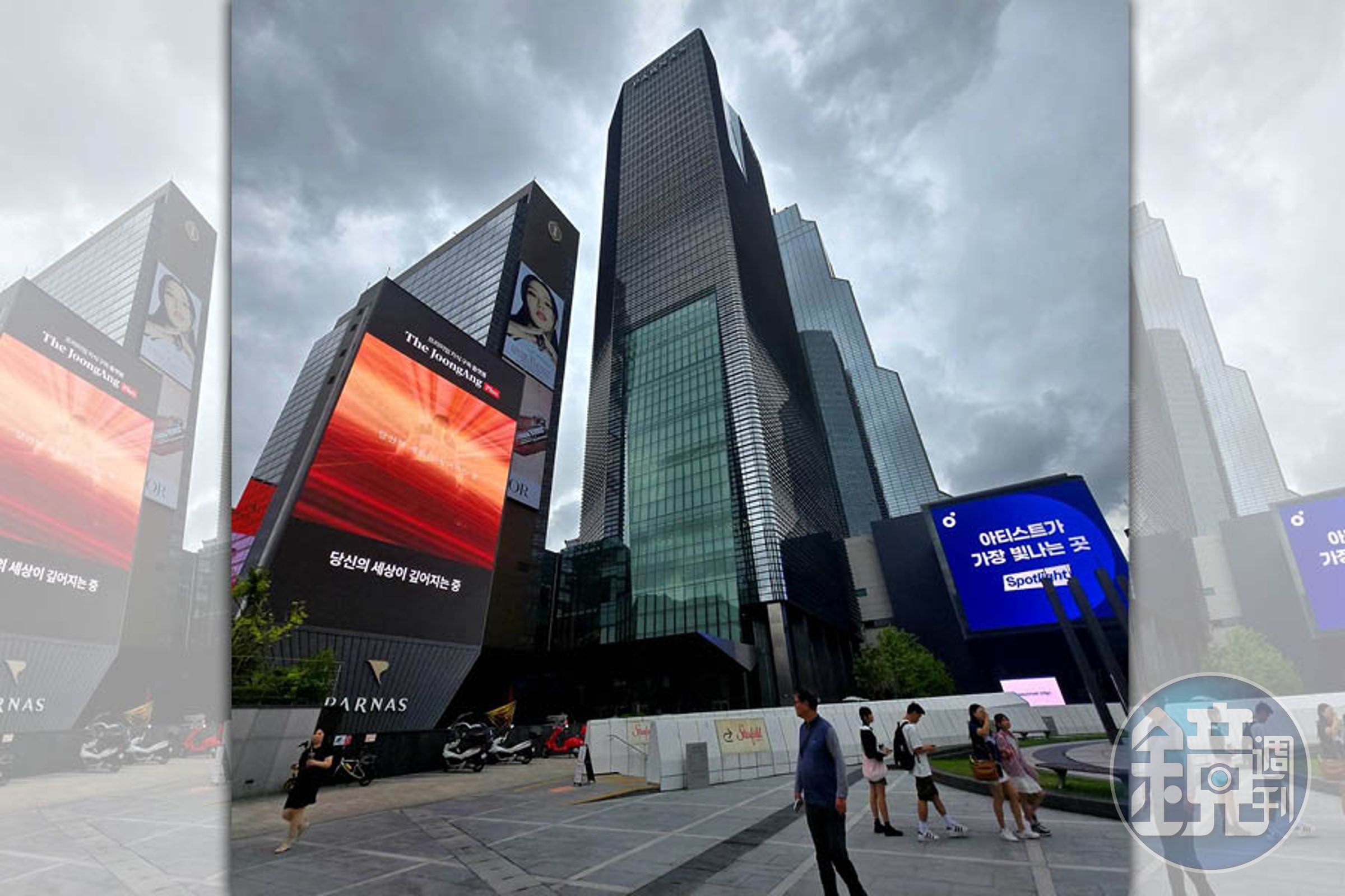 位於江南區三成洞的 Parnas Tower，是國際頂尖建築事務所 Kohn Pedersen Fox Associates（KPF）的作品，韓劇《愛的迫降》《黑暗榮耀》都曾於此取景。