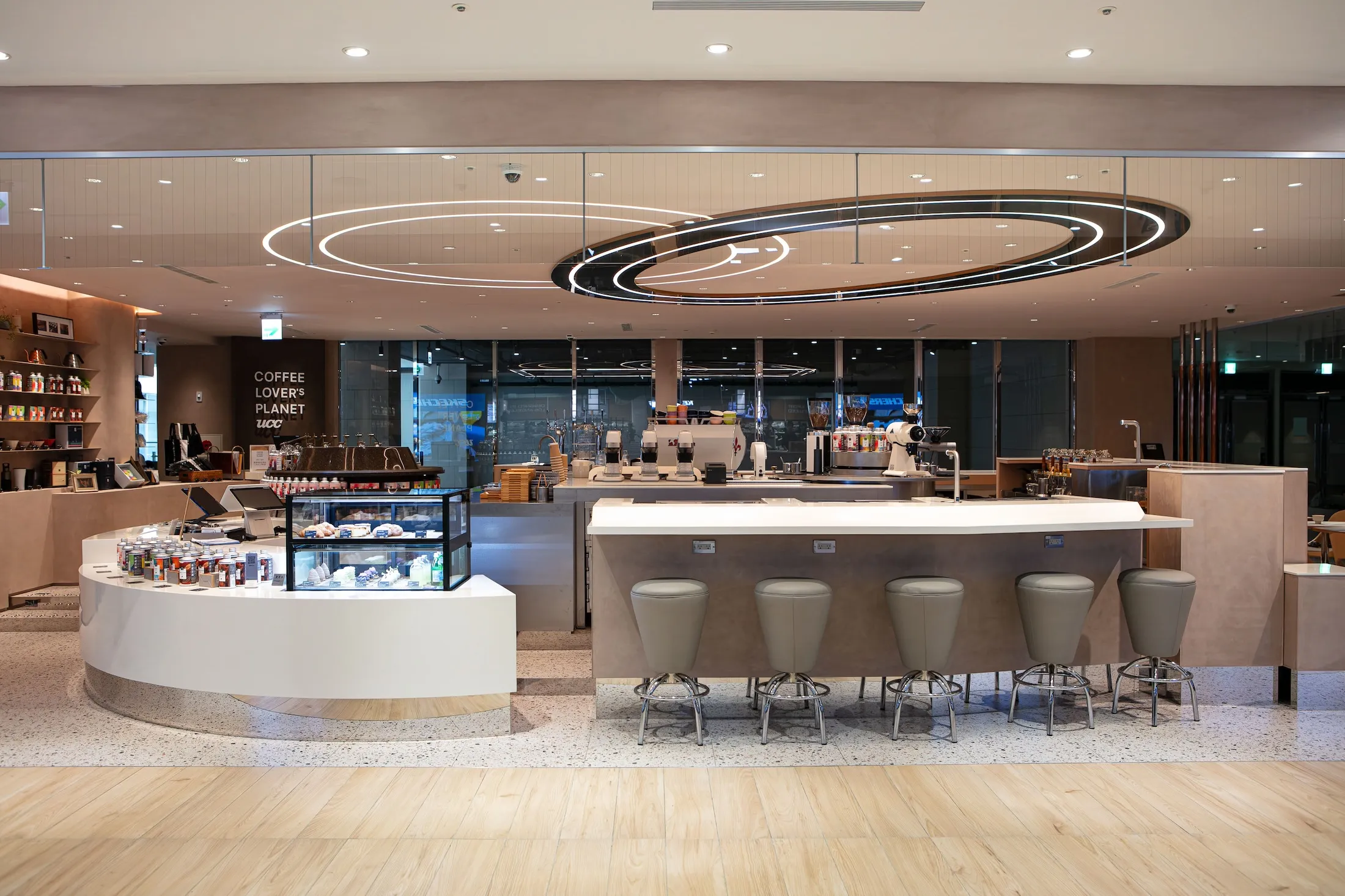 「COFFEE LOVER's PLANET 台北Garden City店」打造中島式吧台，讓沖煮成為一幕幕可被觀看的日常風景。（UCC提供）