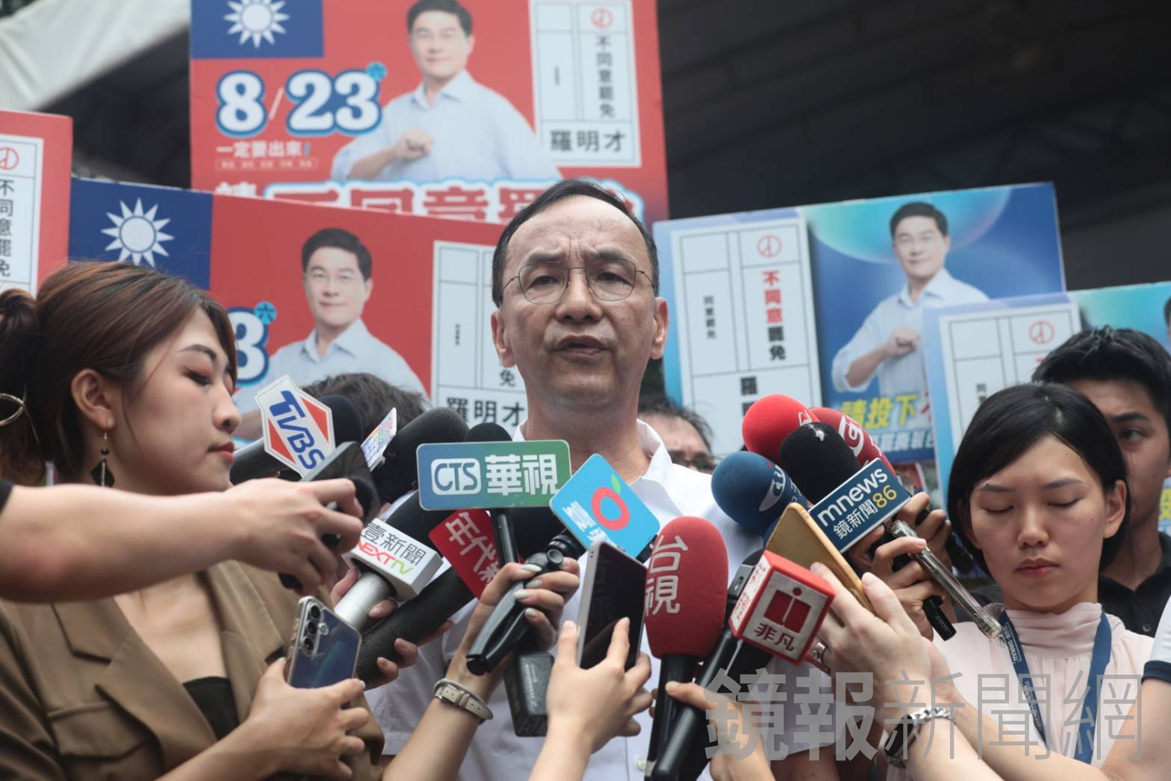 朱立倫今po文,提到美擬課晶片100%關稅,「台灣供應鏈面臨嚴峻挑戰」。(鏡報林煒凱攝)