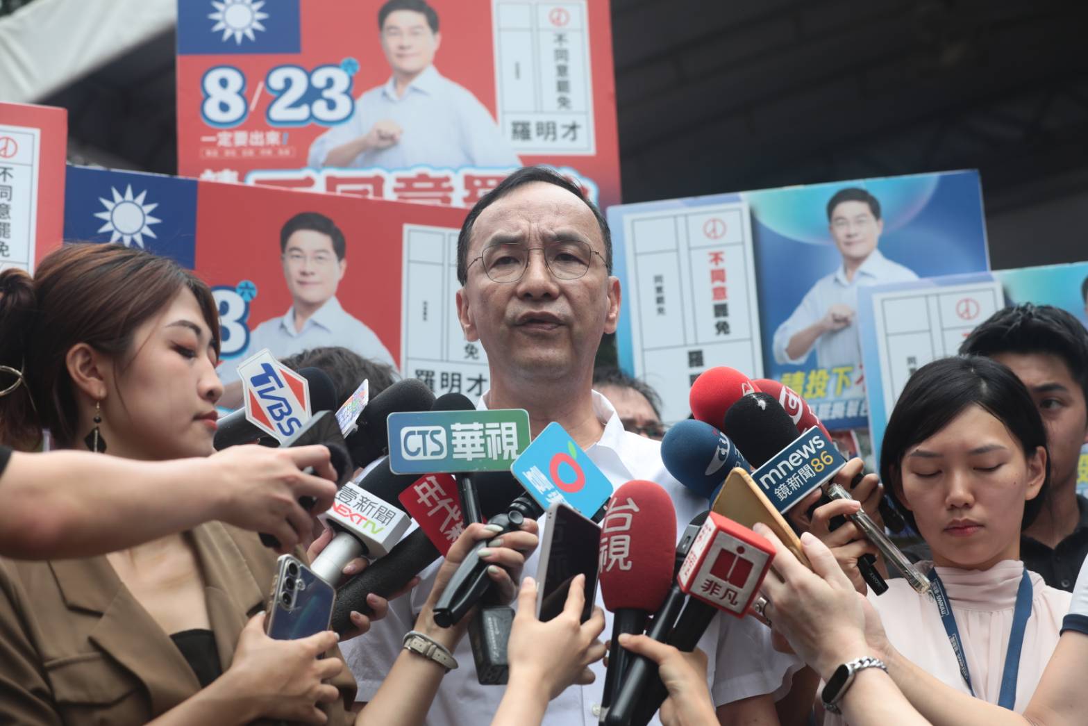 朱立倫今po文，提到美擬課晶片100％關稅，「台灣供應鏈面臨嚴峻挑戰」。（鏡報林煒凱攝）