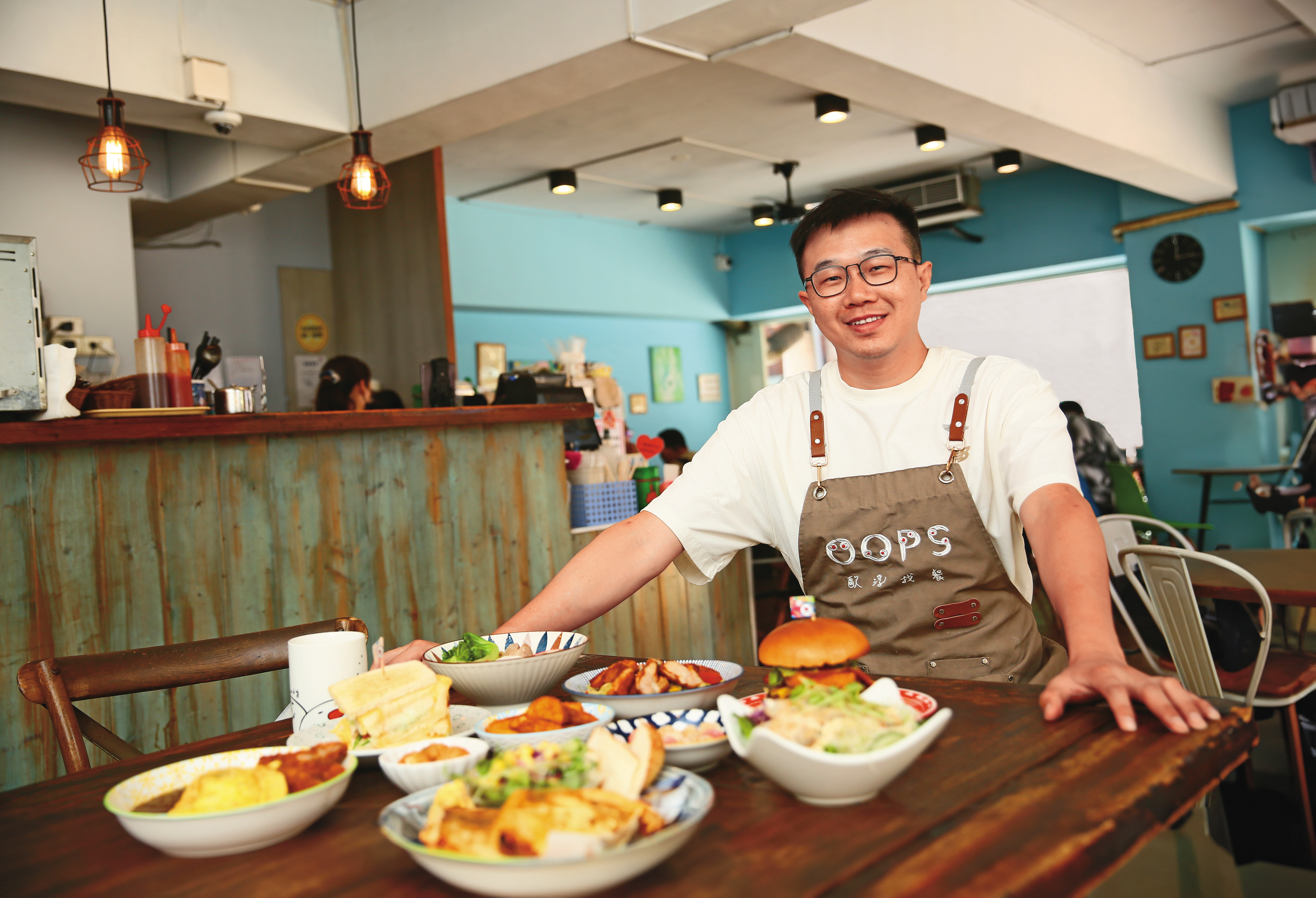 自謙是餐飲宅男，歐浮找餐創辦人吳振承靠高CP值早午餐打響名號，不僅還清債務，並打下事業版圖。