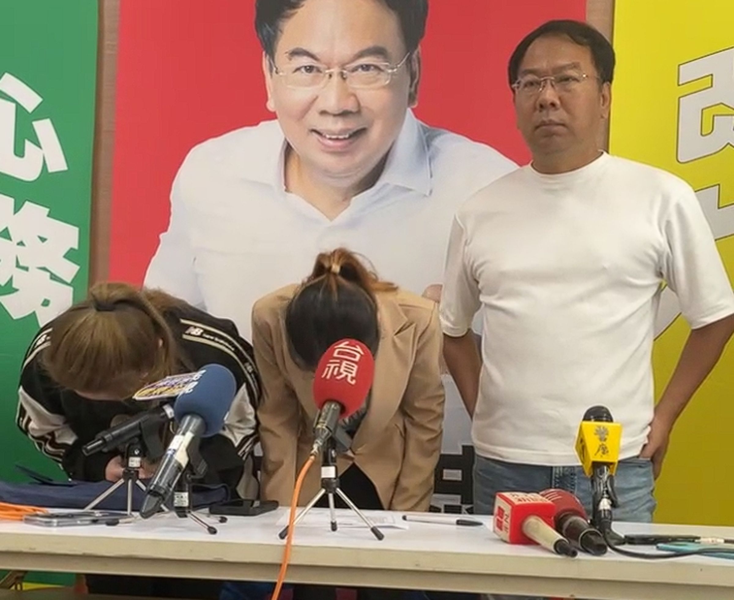謝志忠(右)今陪同烤鴨業者召開賠償說明會,業者向食物中毒受害者鞠躬致歉。(翻攝自謝志忠臉書)