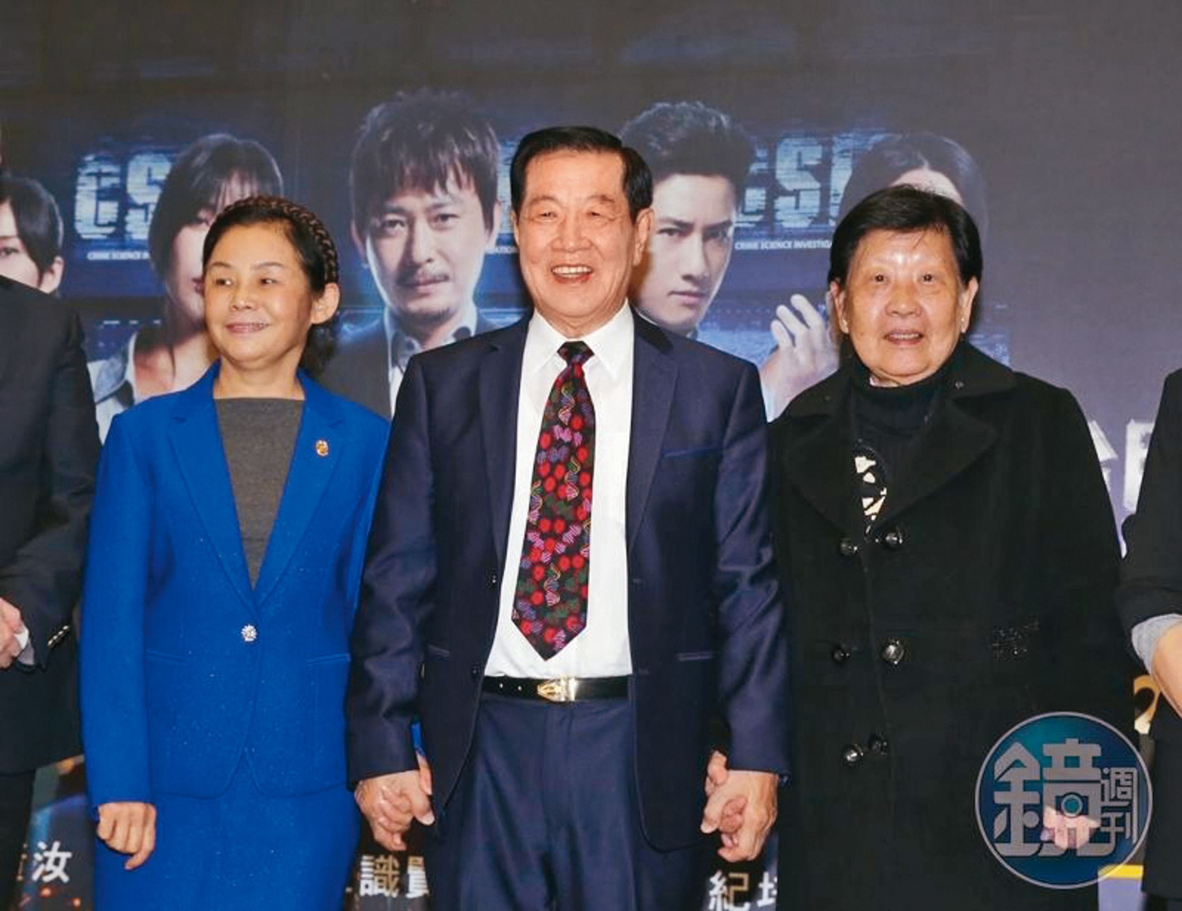 李昌鈺(中)續絃女企業家蔣霞萍(左),並帶著姐姐(右)出席活動。(本刊資料照)