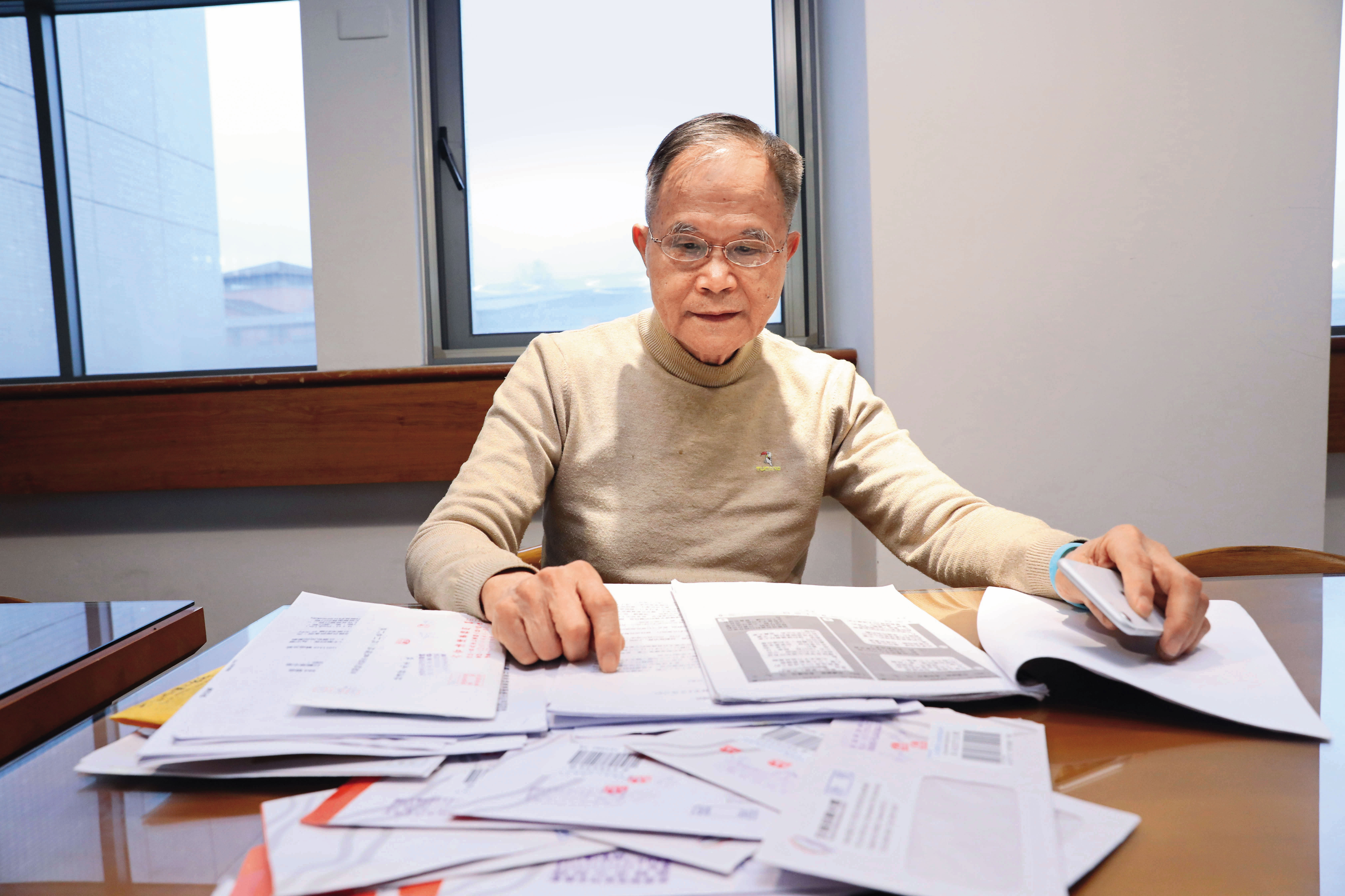 前高雄市府主祕林清發不滿遭觀光署開罰十萬元，提起行政訴訟。