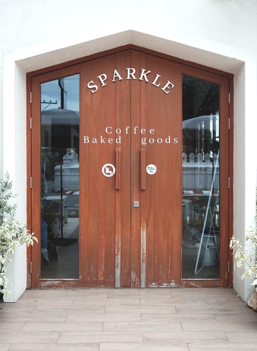 Sparkle Coffee & Bakery的門面猶如童話故事中的小屋。