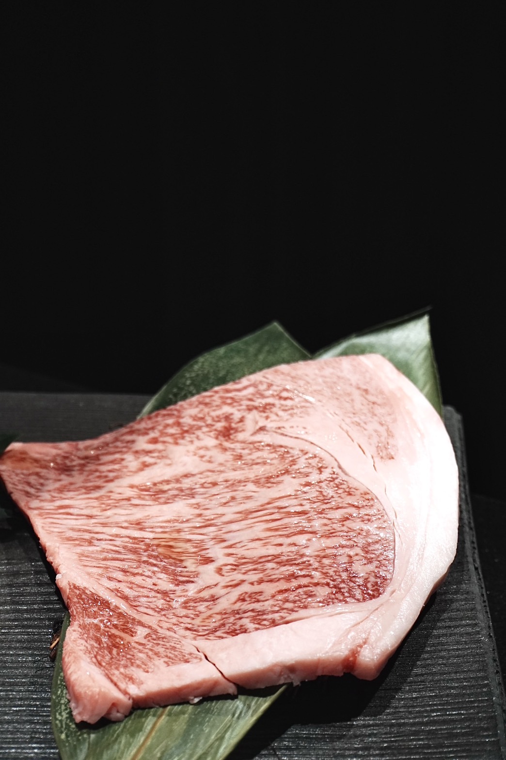 因烤製時不冒血水，肉質也不會因曾冷凍失去水分，旺盛苑堅持使用冷藏肉。