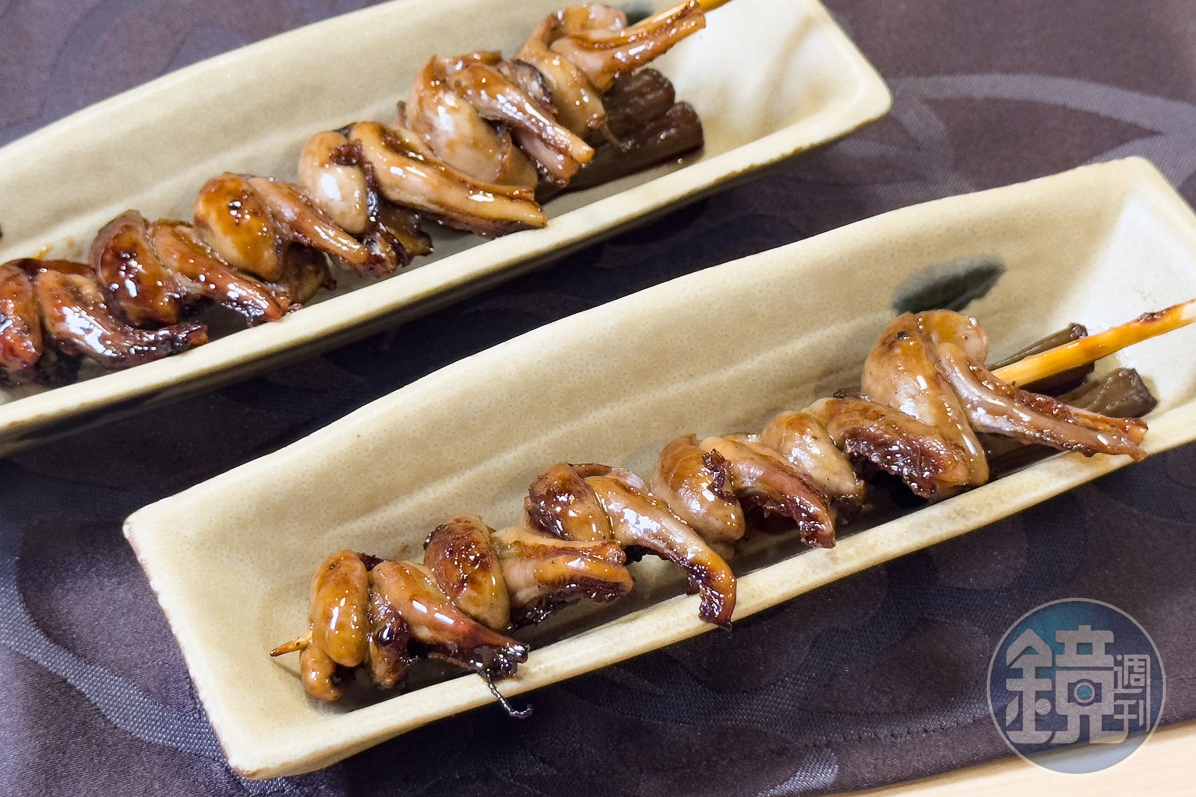 「珍貴「肝燒」以蒲燒醬汁燒烤,口感肥嫩,微苦回甘,很適合下酒。(1,000日圓/份,約NT$204)