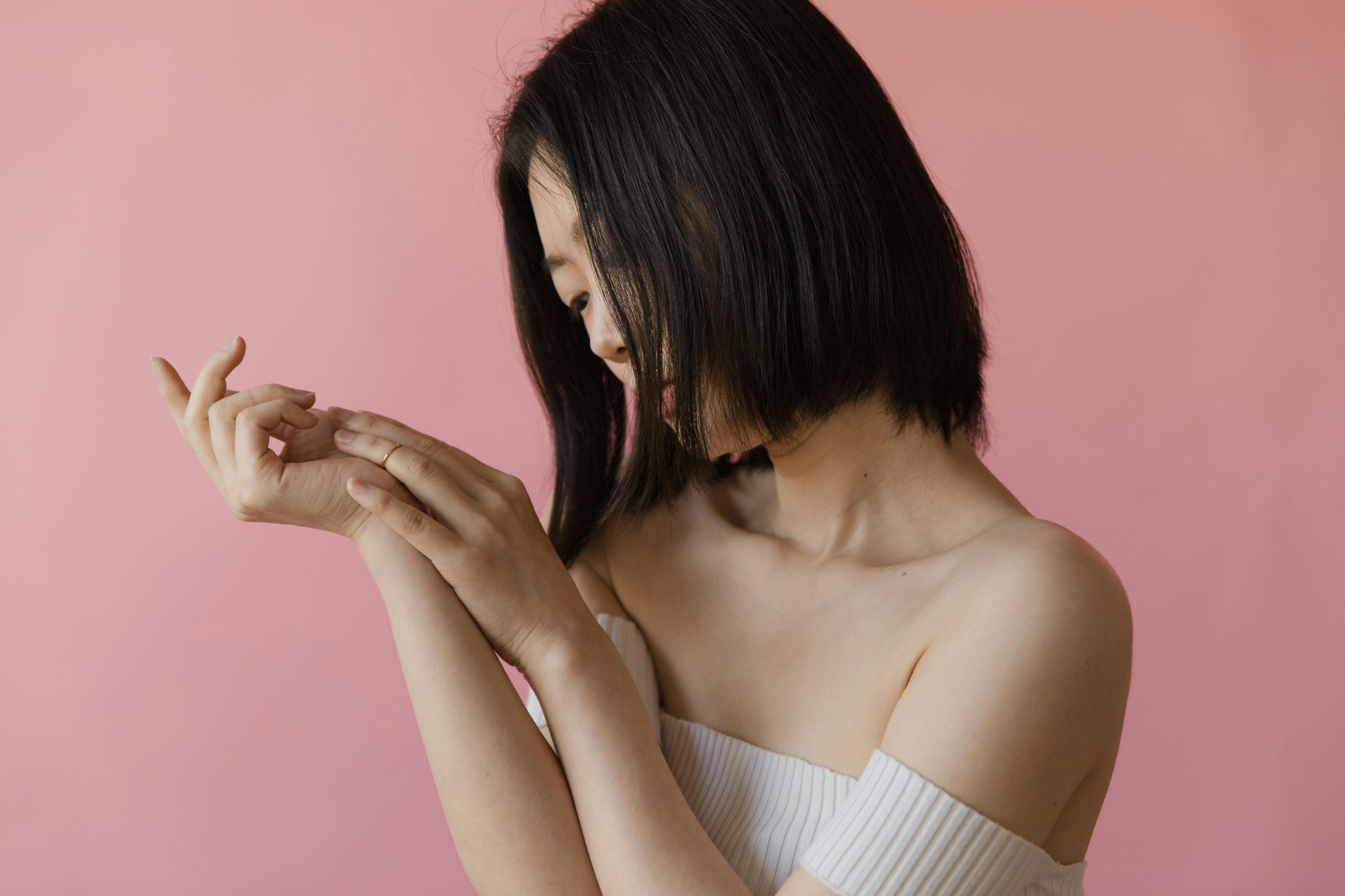 冬季皮膚乾癢原因揭祕！錯誤洗澡與去角質習慣恐加劇乾癢，醫師教你避雷。（示意圖/pexels）