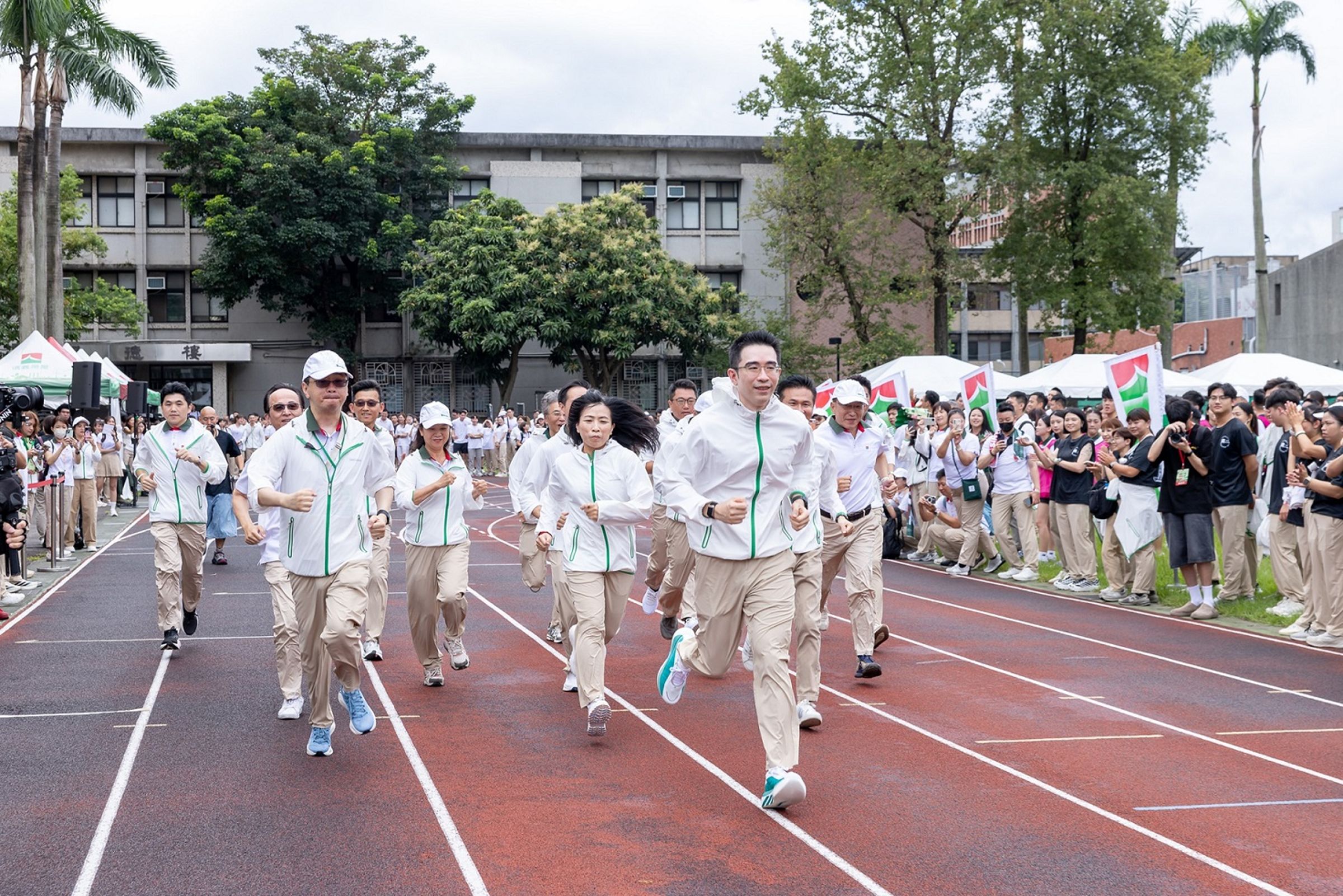 信義企業集團9月2日舉辦45週年運動會，由董事長周耕宇(中)帶領集團一級主管領跑揭開序幕。（信義房屋提供）