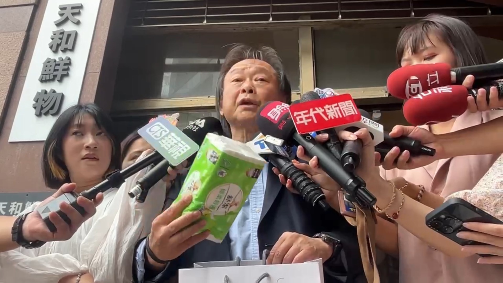 王世堅今天拿出一包衛生紙要送給黨團總召柯建銘，「讓他自己去擦屁股」。（翻攝畫面）