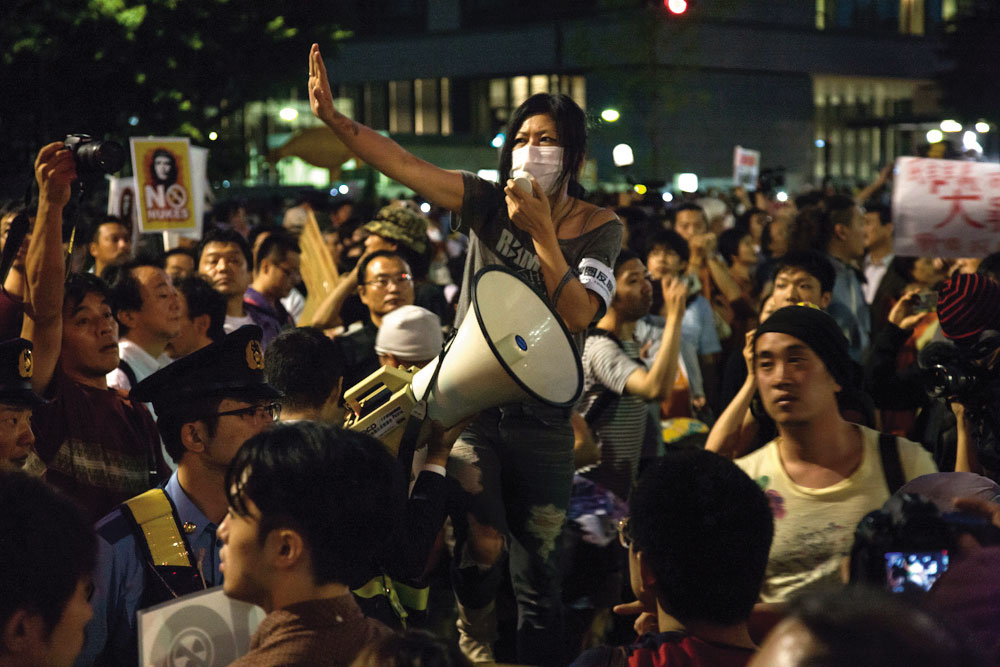 福島核災後,日本反核聲浪四起,2012年開始,每週五都有群眾聚集首相官邸前抗議。圖中持大聲公者為組織抗議的Misao Redwolf。(Masa Murata提供)