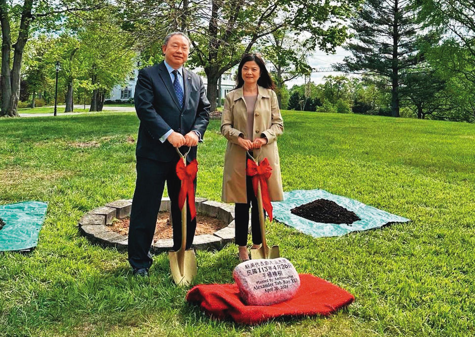 駐美代表俞大㵢（左）夫婦在雙橡園植樹，開心合照。（翻攝Taiwan in the US臉書）