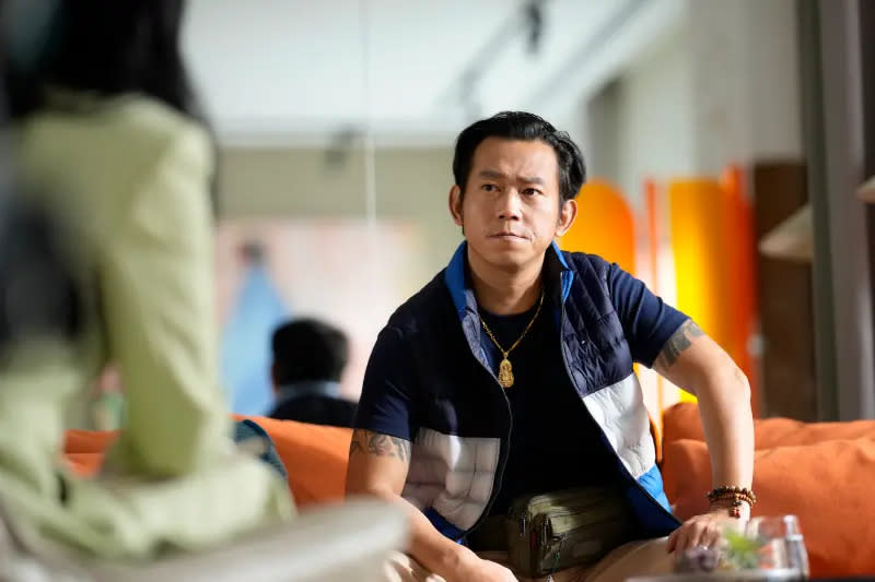 在《今夜一起為愛鼓掌》中顏正國（左）演出早洩男接受治療。監製楊祐寧對顏正國過世很不捨。（壹壹影業提供）