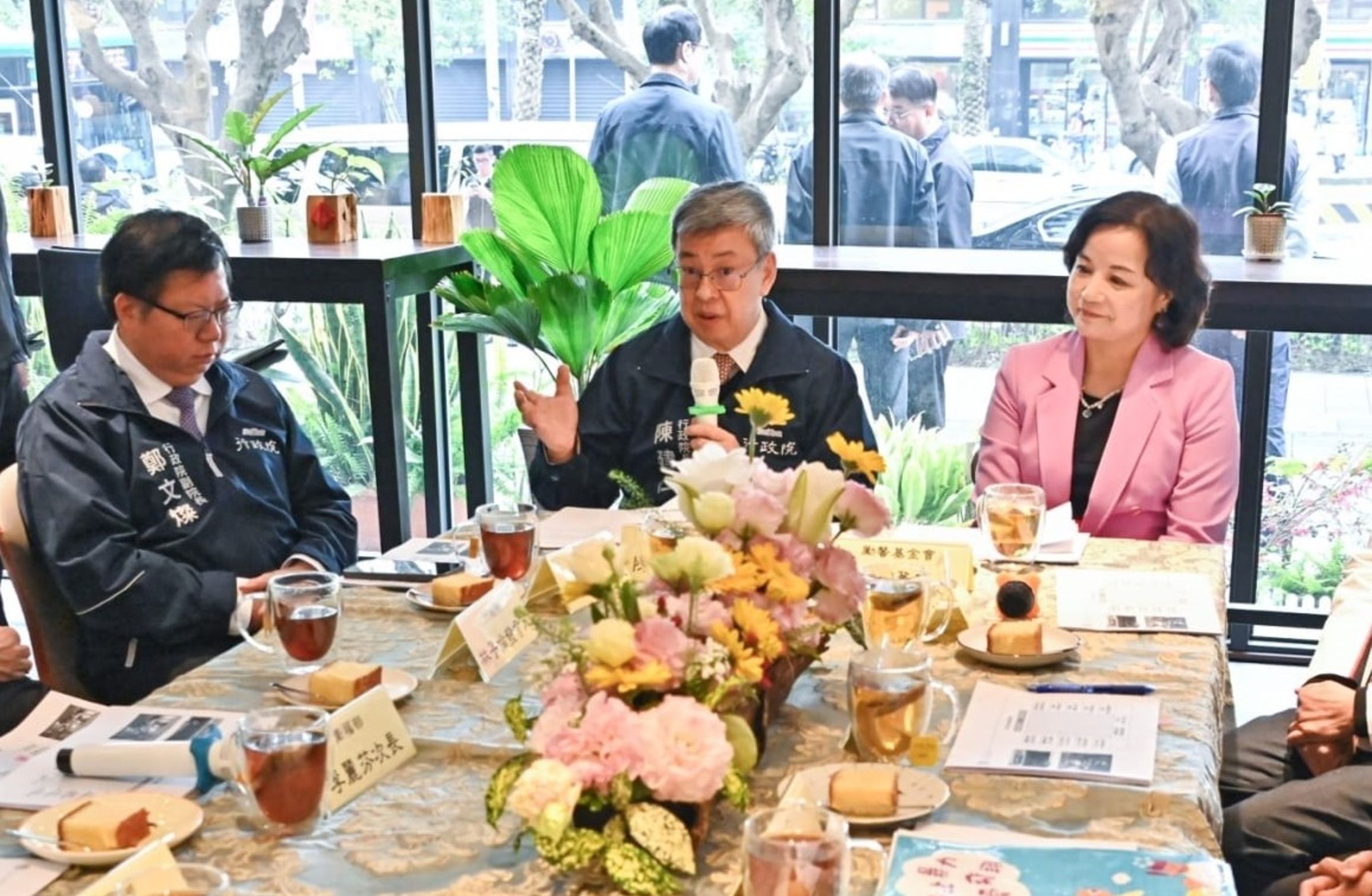 陳建仁(中)4日到勵馨基金會林口服務中心參訪。(行政院提供)