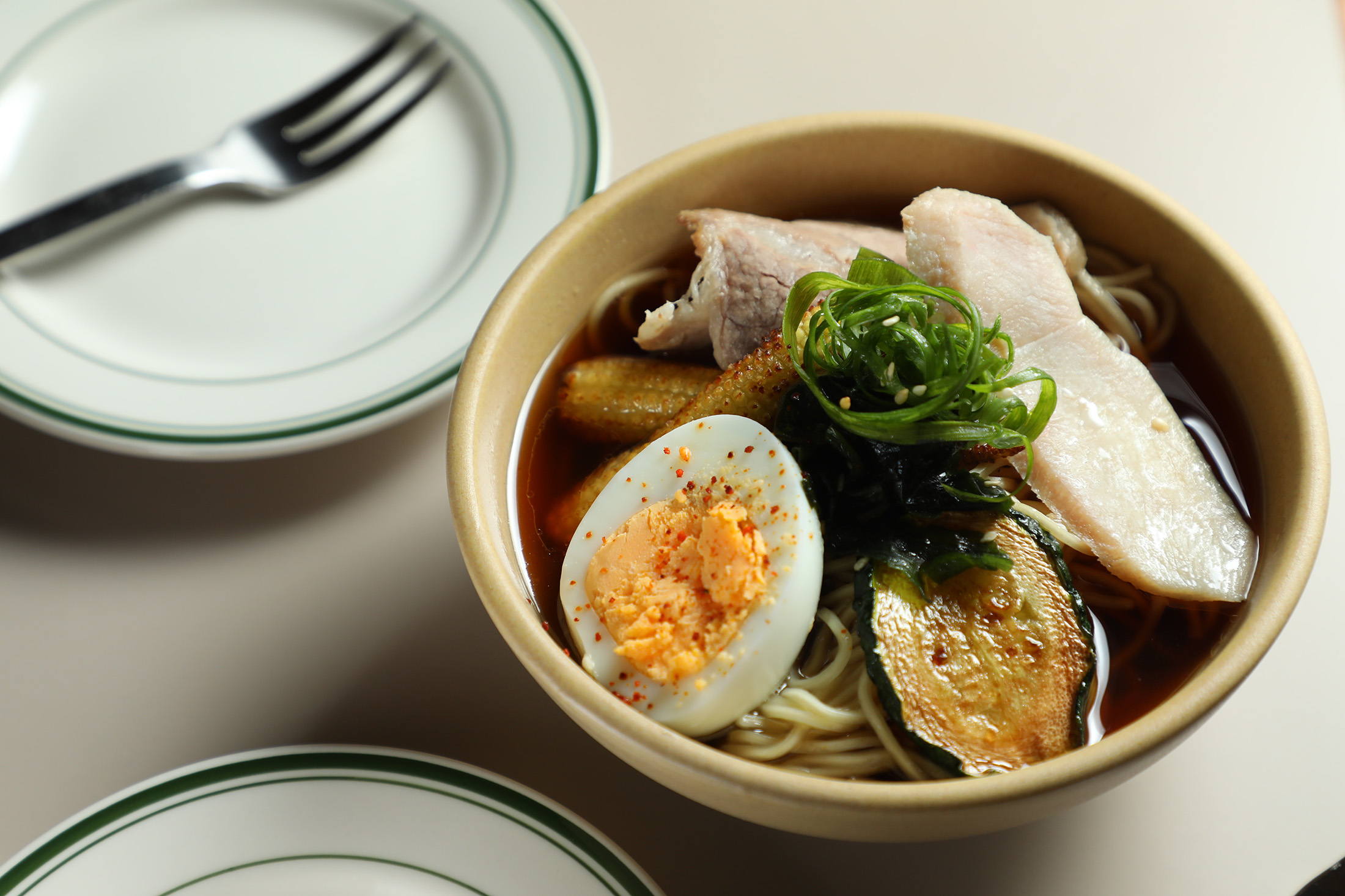 「醬油拉麵」分量小巧,很適合解嘴饞。(240元/份)