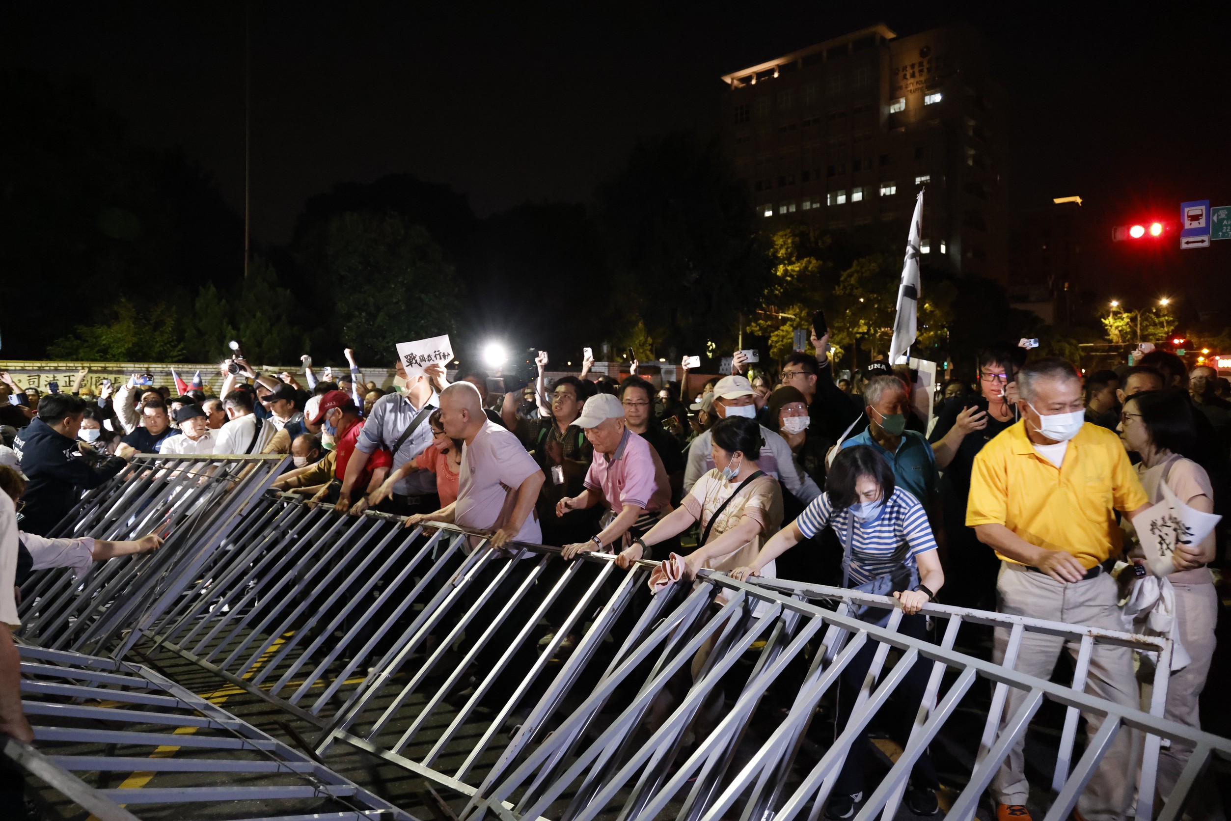 國民黨主席朱立倫號召黨公職與支持者昨晚到台北地檢署陳抗，期間藍委謝龍介帶頭率眾推倒柵欄、衝撞管制區。