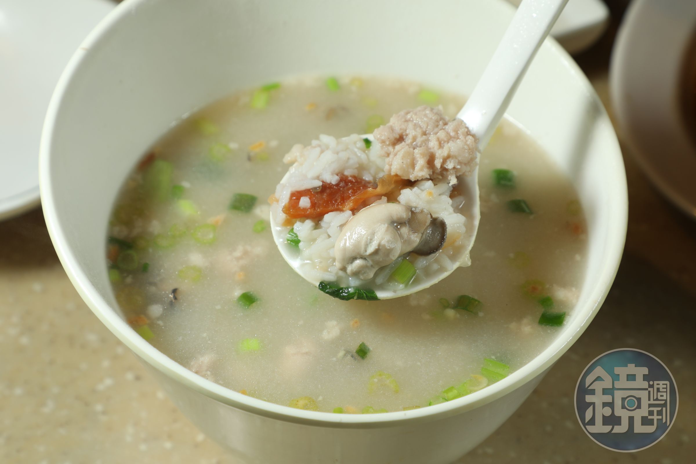 人氣招牌「蠔仔肉碎粥」以南薑、魷魚乾與大地魚乾熬粥底，粒粒牡蠣飽滿鮮香，整碗全是大海精華。（港幣75元／小份）
