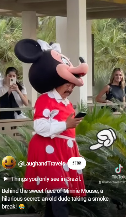 一名扮演米妮的工作人員被目睹公然脫掉頭套抽菸，讓眾人對米妮的印象幻滅。（翻攝YT頻道@LaughandTravels）
