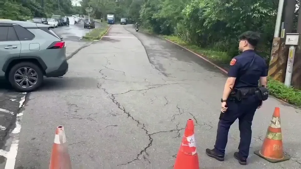 汐止伯爵山莊巷口，在連日大雨後路面出現大規模裂痕。（警方提供）
