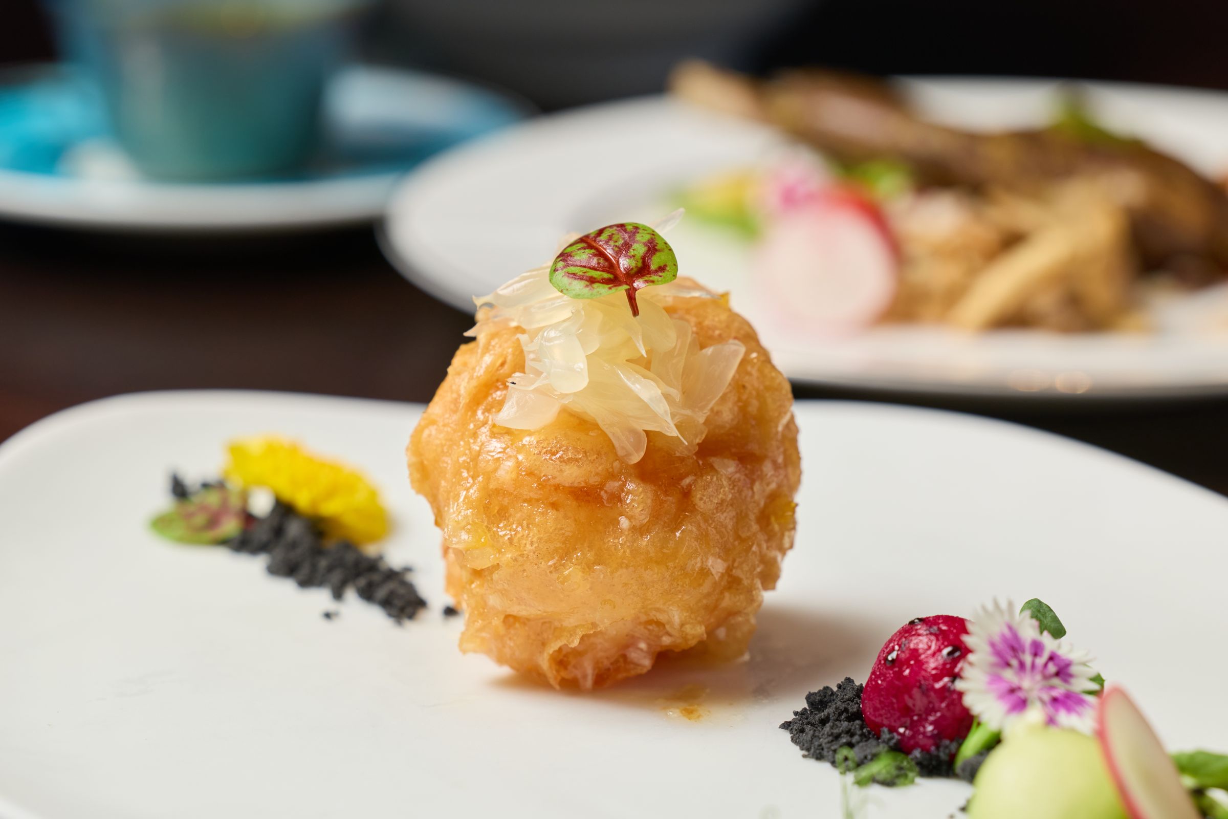「青檸柚香焗海虎蝦球」以青檸與柚香交織出酸甜果韻，襯托海虎蝦鮮甜彈牙口感，為炎炎夏日帶來清爽滋味。