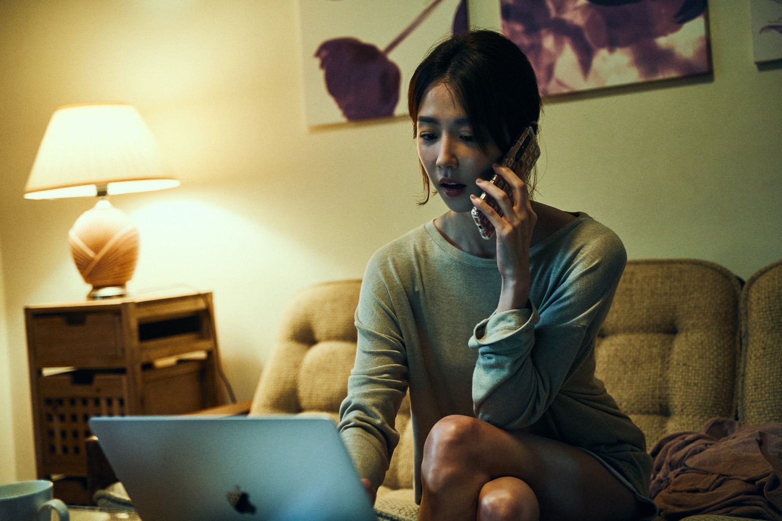 邵雨薇演出獨自在外出租的上班族，面臨詭異事件。（CATCHPLAY+提供）