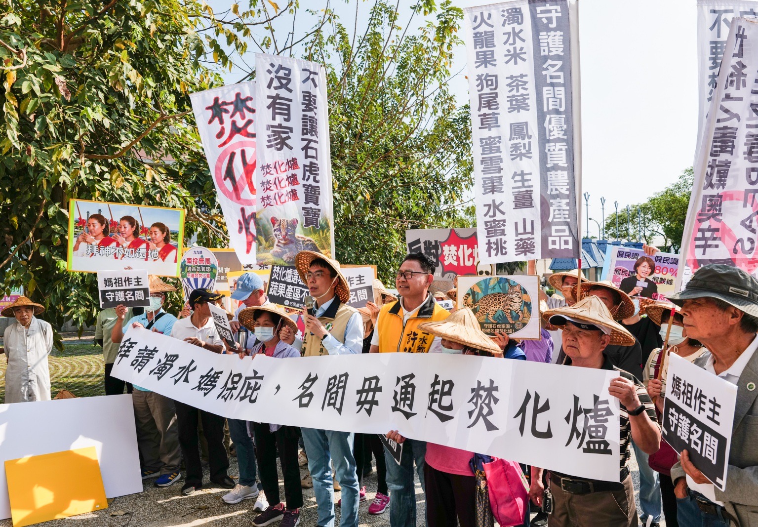 名間焚化爐的爭議從空污、茶園污染，一路延伸到聯外道路及石虎路殺。