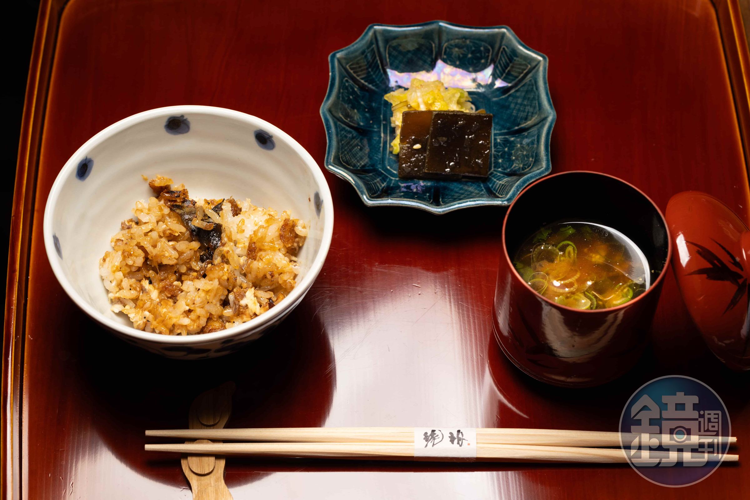 琥珀的「鰻魚釜飯」粒粒分明,搭配雲林白鰻,其鰻魚醬汁為自製老滷醬汁,讓每一口飯都能吃得到甜鹹適中的焦香。