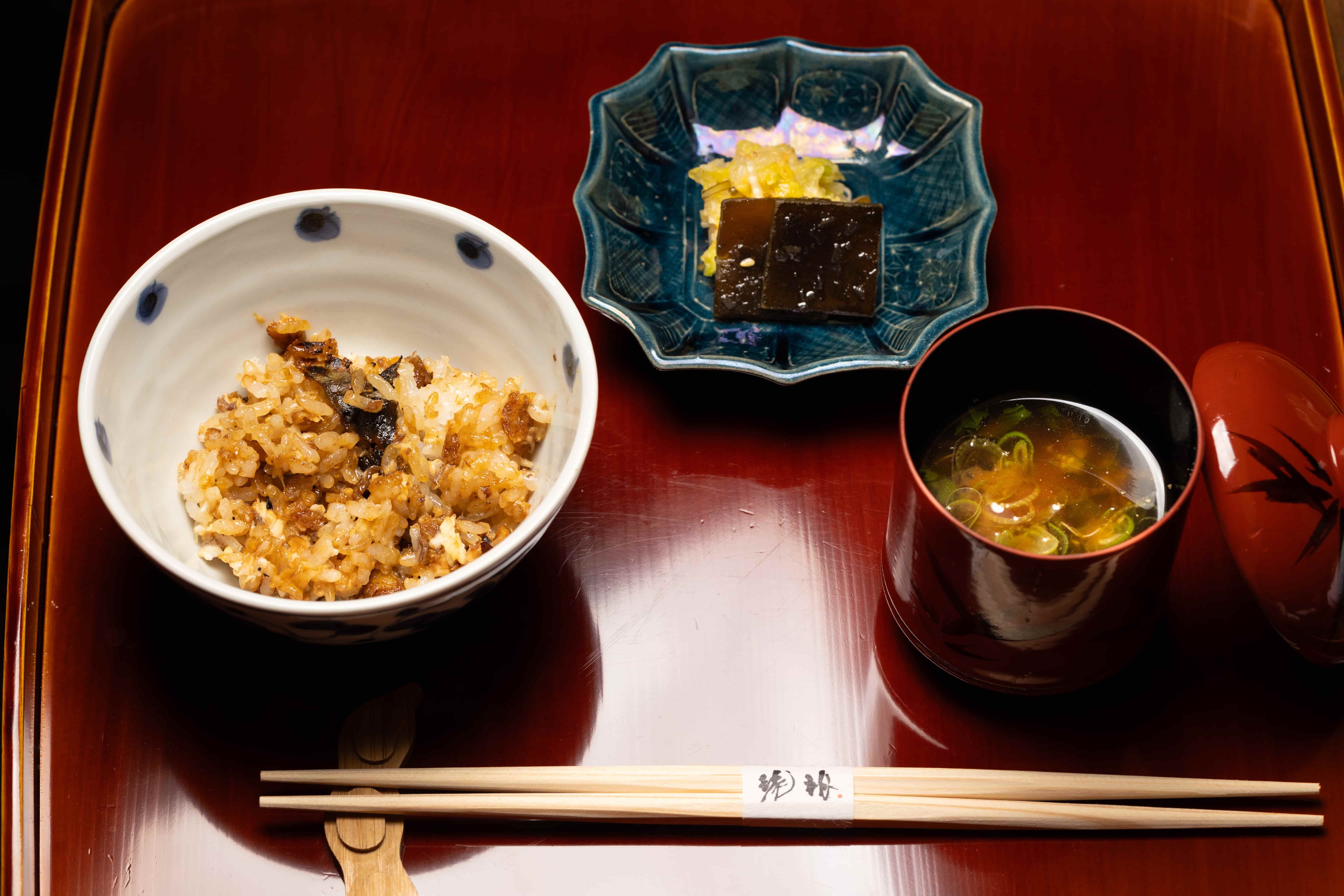 琥珀的「鰻魚釜飯」粒粒分明，搭配雲林白鰻，其鰻魚醬汁為自製老滷醬汁，讓每一口飯都能吃得到甜鹹適中的焦香。