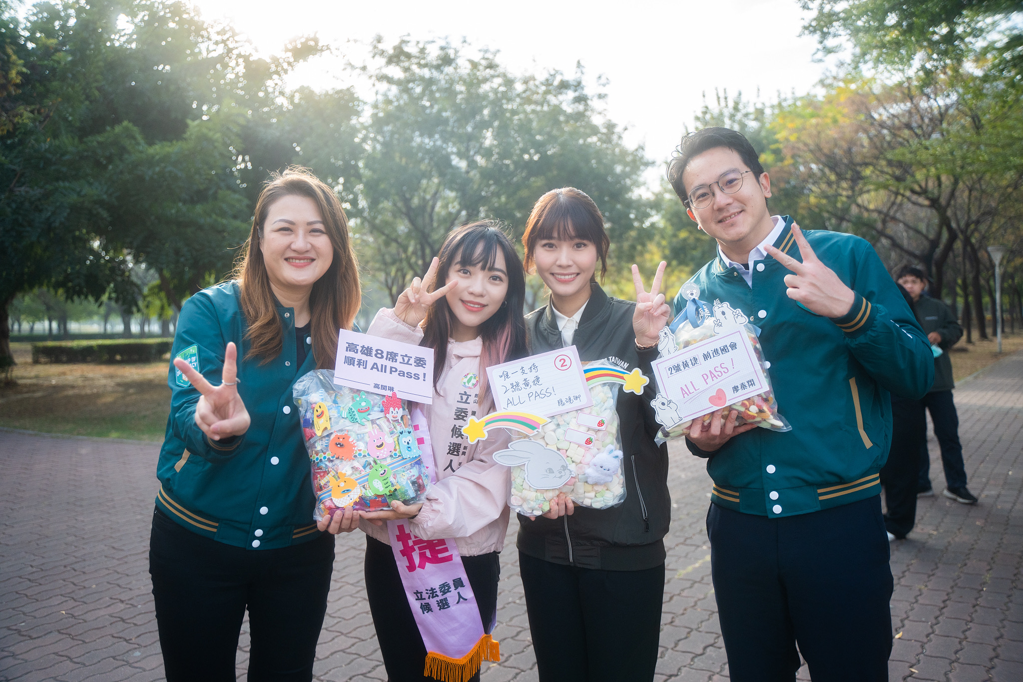 高雄市經發局長廖泰翔，觀光局長高閔琳，行國處長張硯卿是黃捷台大、雄女的學長姊，特別準備「all pass糖」祝她當選。（黃捷服務處提供）