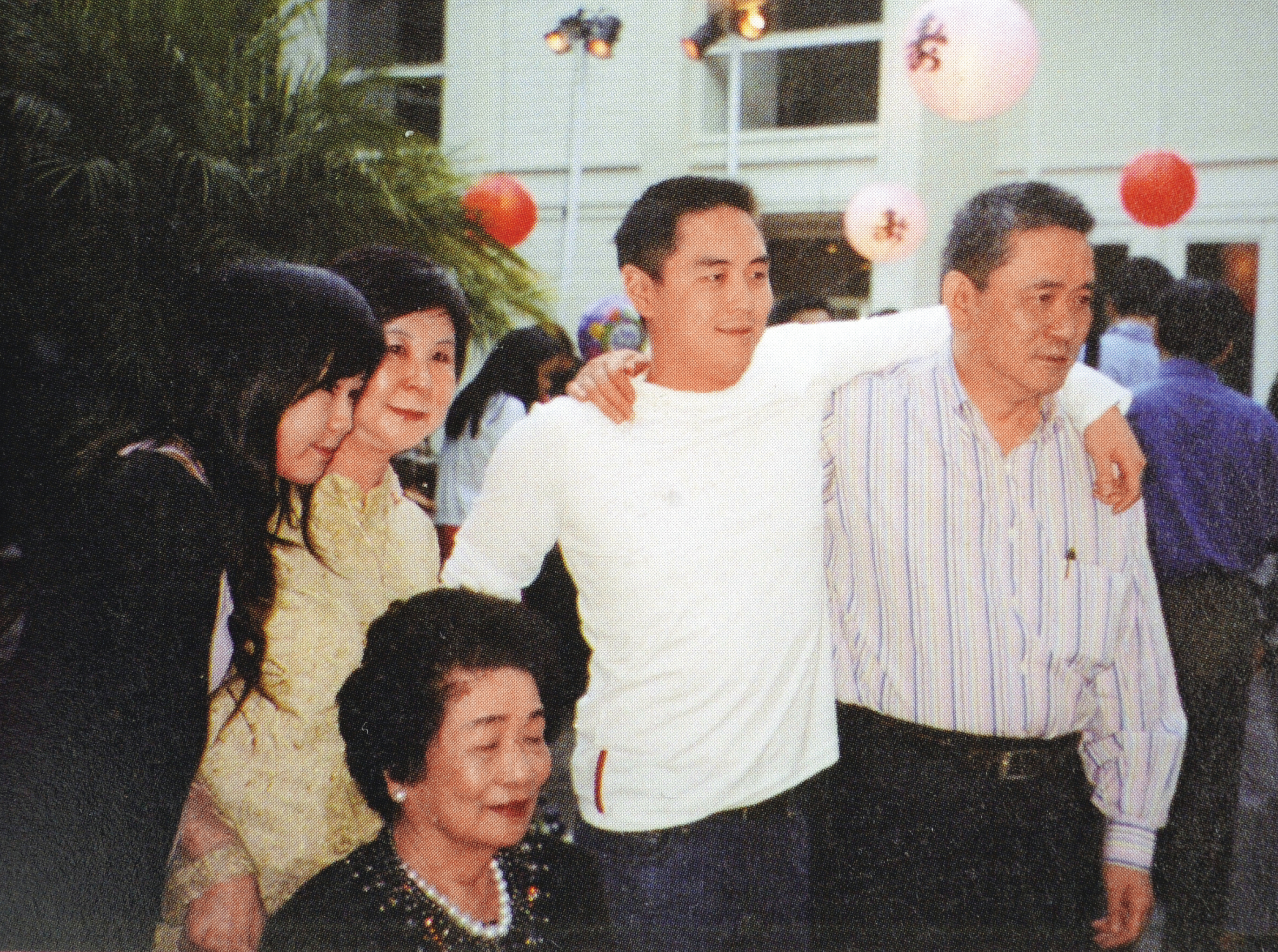 王文洋（右一）和兒子王泉仁（右二）的桃花都很旺，父子二代魅力驚人。（翻攝自王楊嬌紀念別冊）