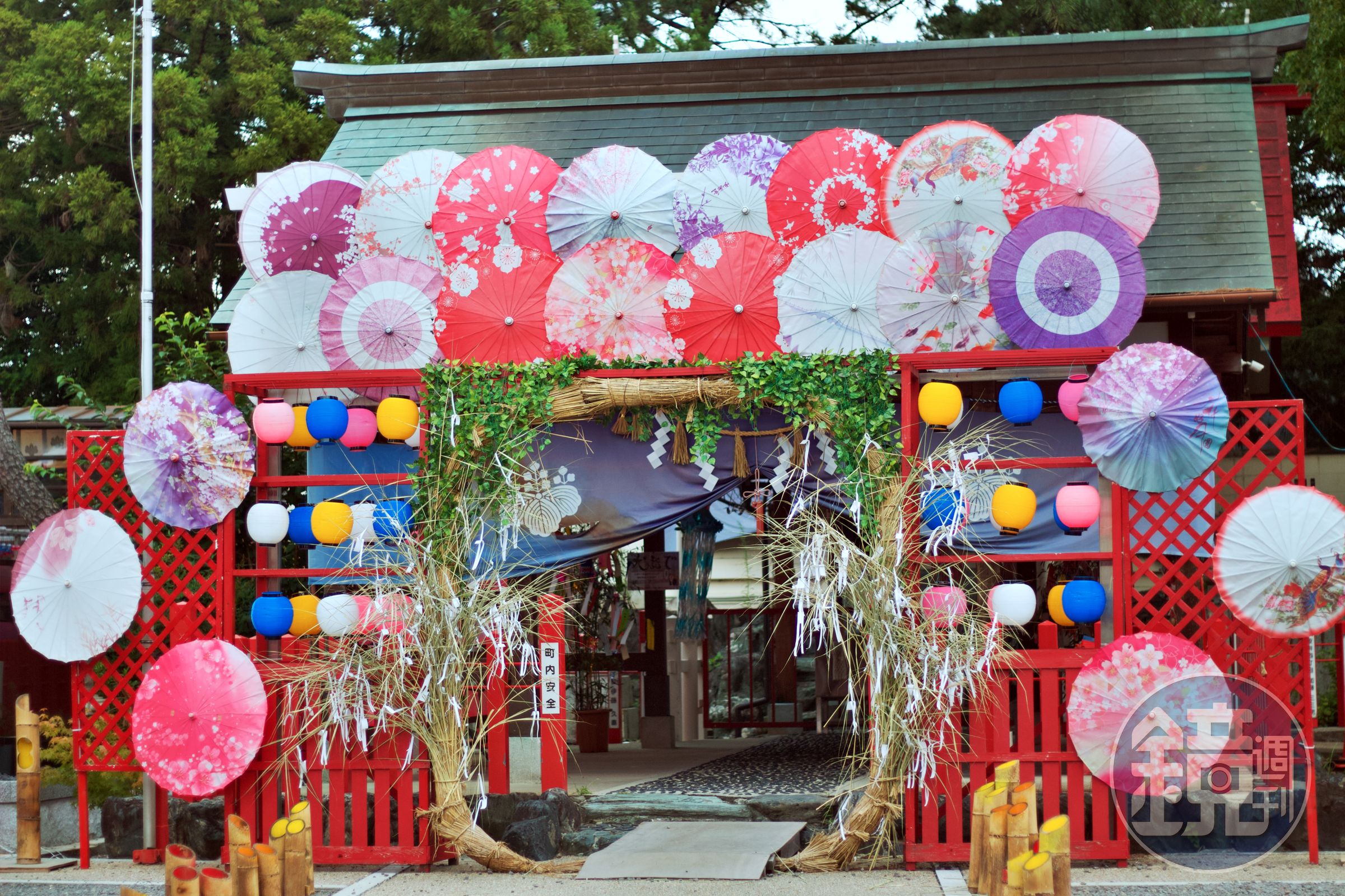 別小江神社光是正門就超好拍。