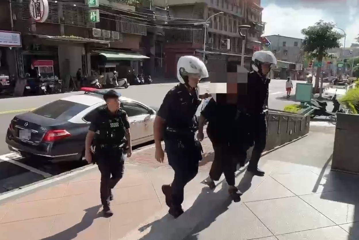 涉嫌刺傷女友的許男。（翻攝畫面）