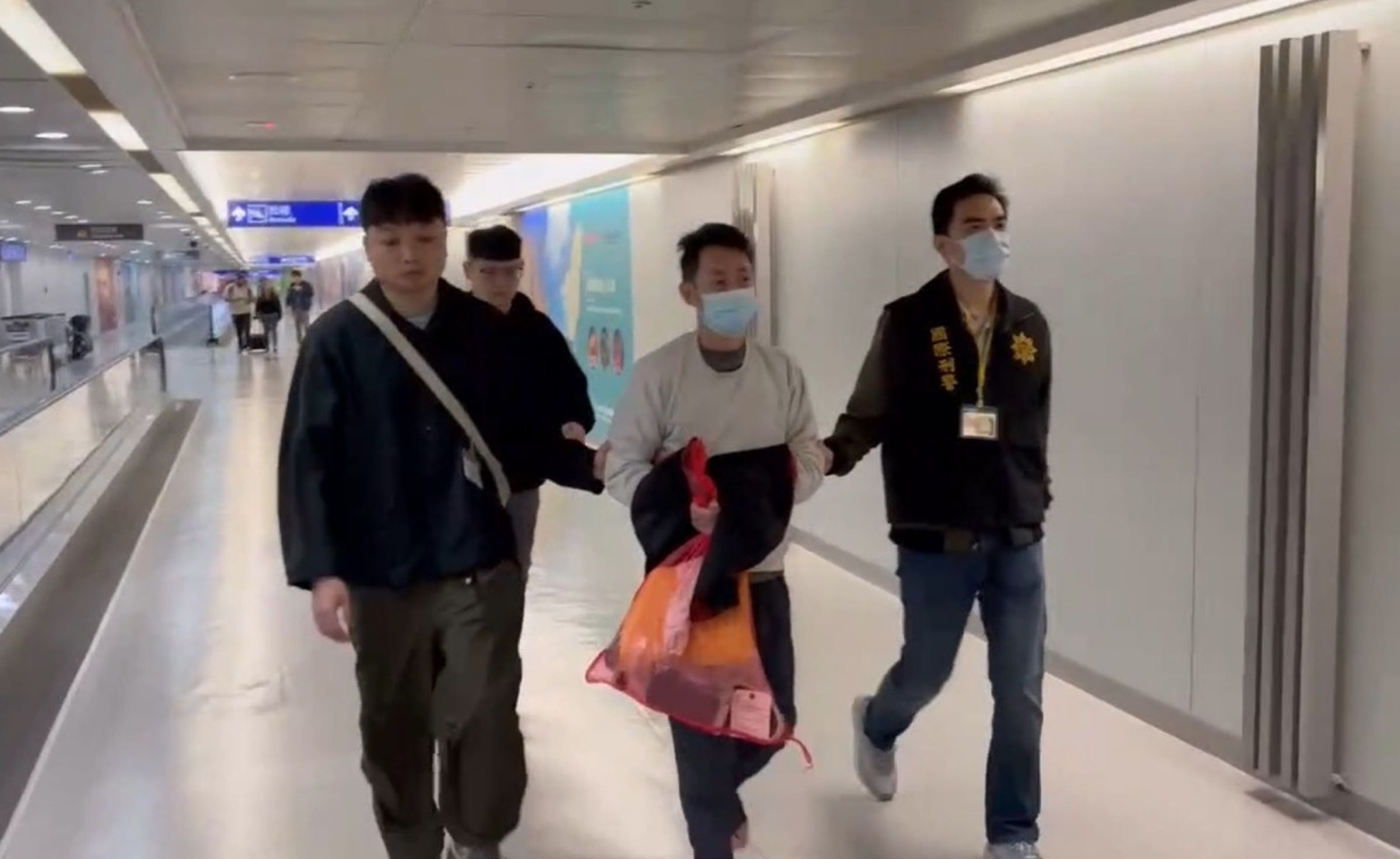 蔡姓通緝犯潛逃美國多年，昨晚遭押解回台受審。（刑事局提供）