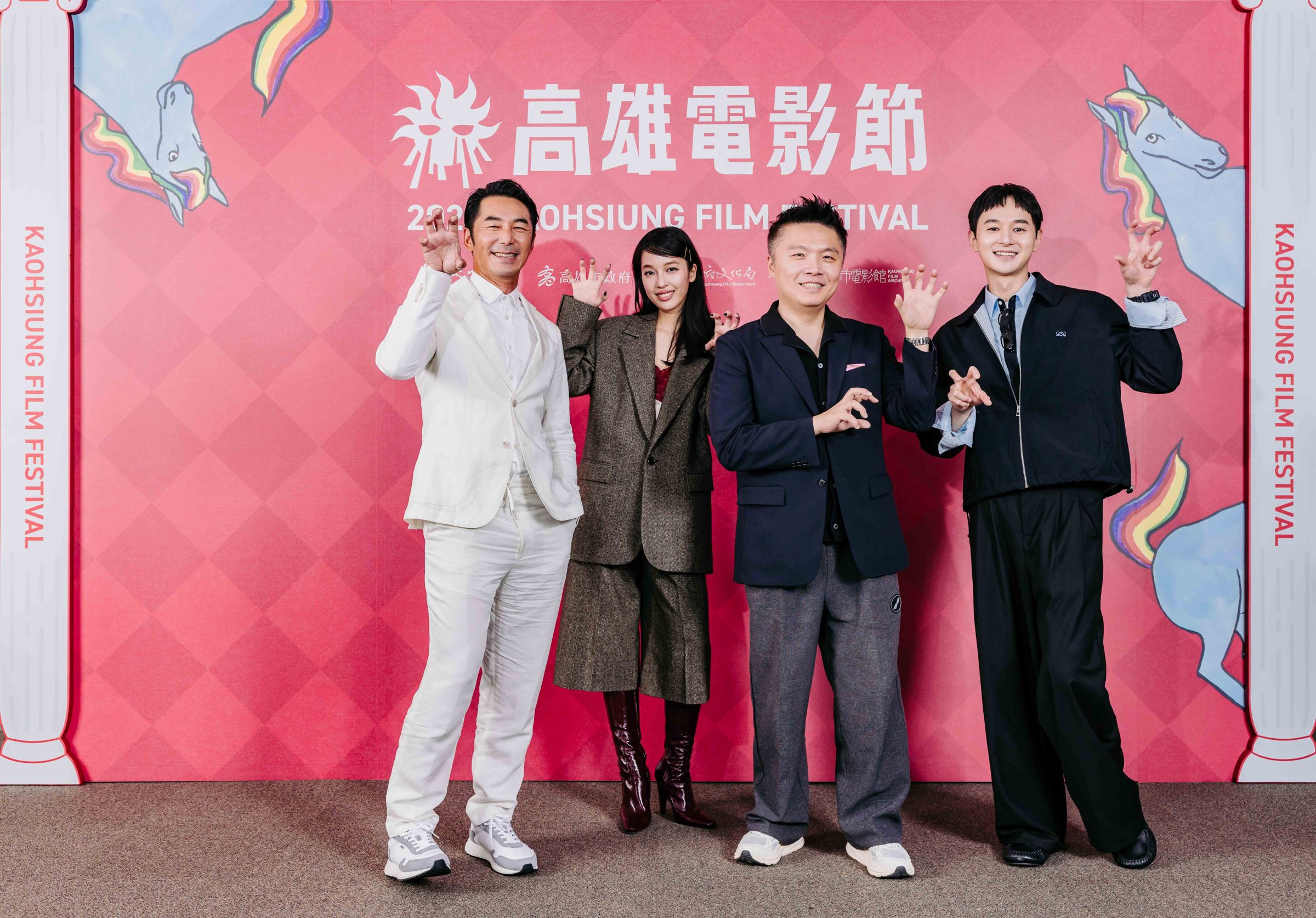 導演李昭樺（右2）透露，片中部分場景的動作與調度相當複雜，尤其最後一場戲，必須將每個鏡頭都畫出來，才能讓演員理解整體畫面。（高雄電影節提供）