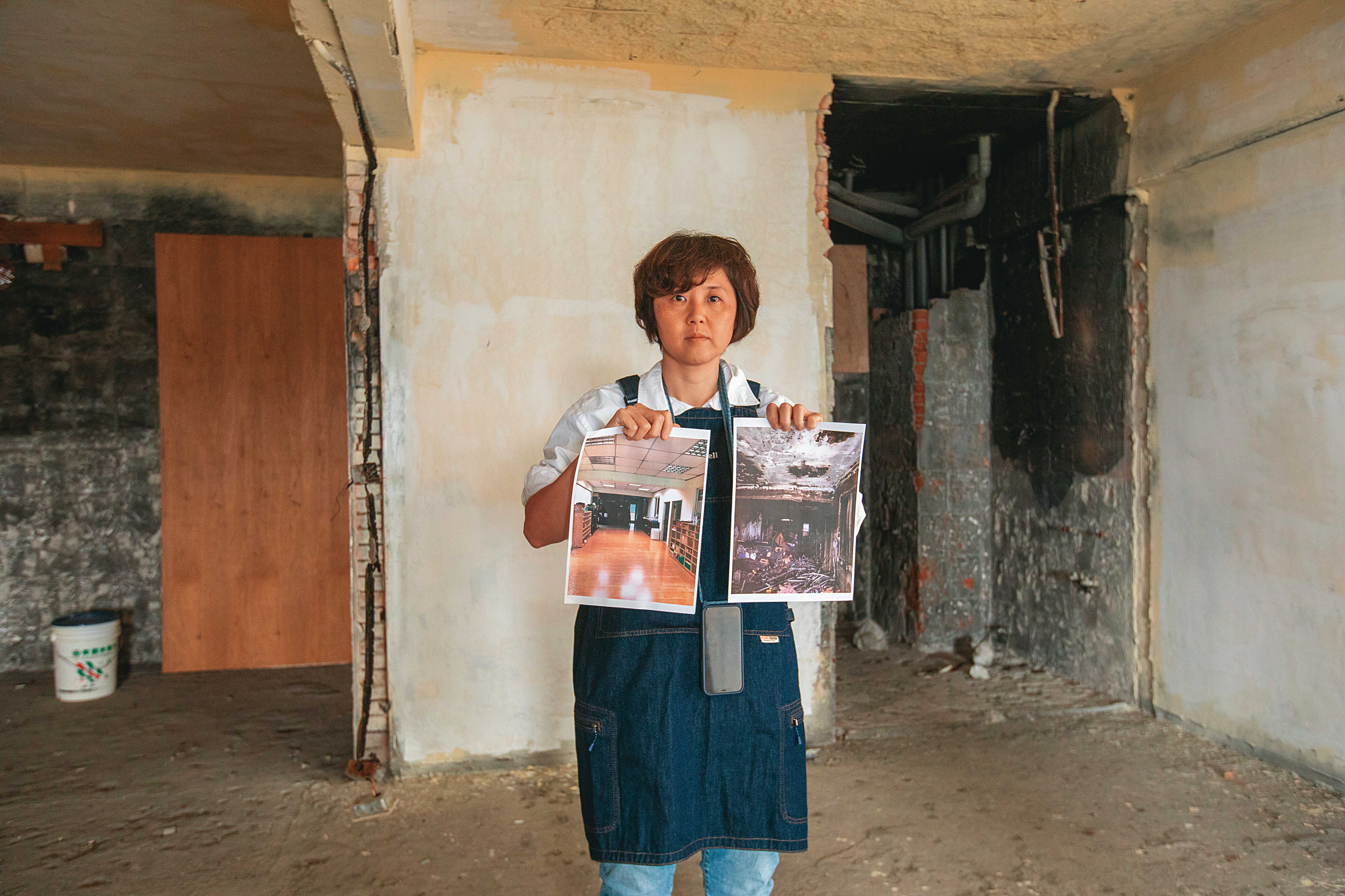 手持火災前、後的安親班對比照，業者張小姐期盼透過司法討回公道。