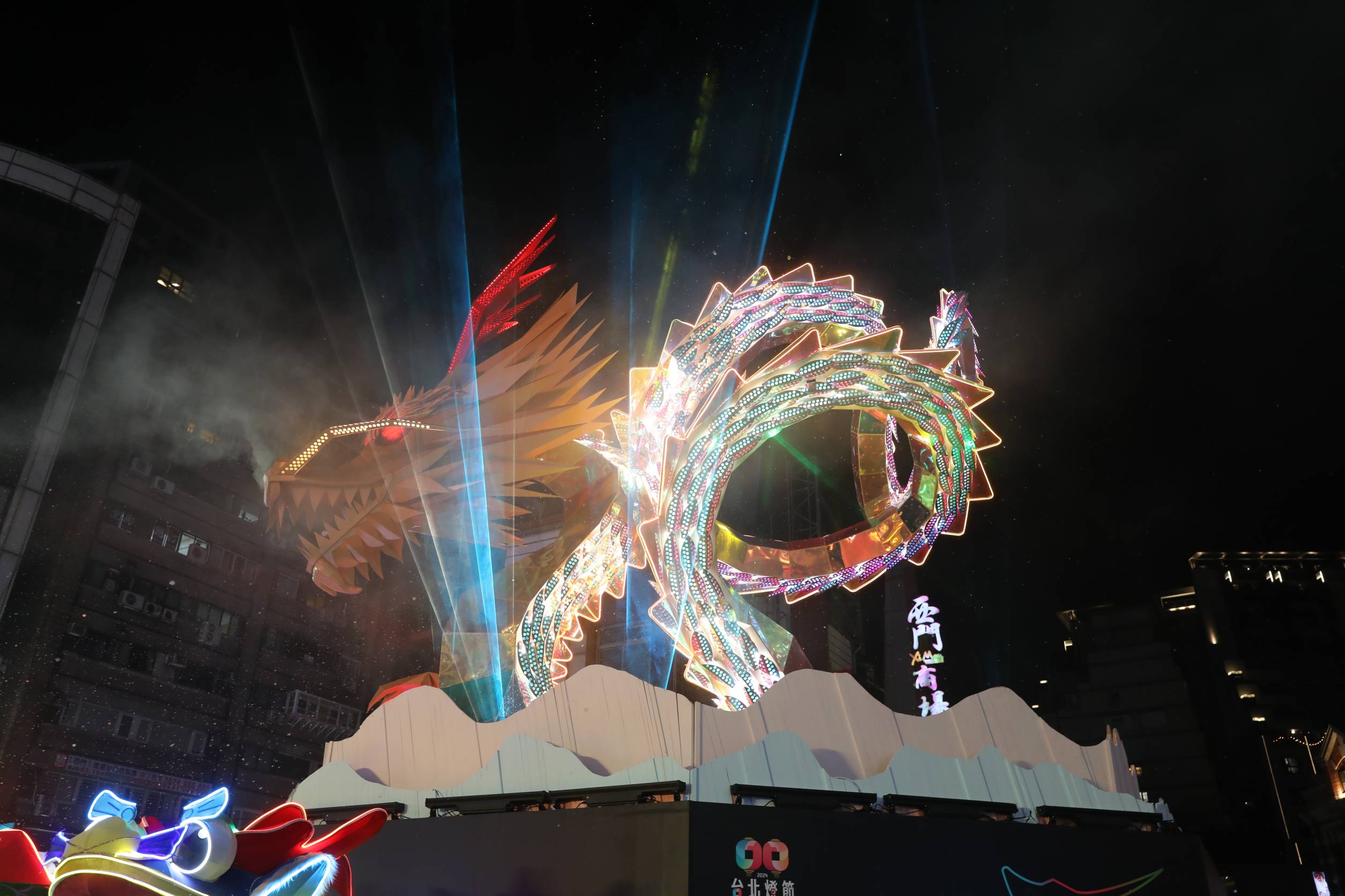 今年台北燈節「龍躍光城」17日晚間在西區全面開展。