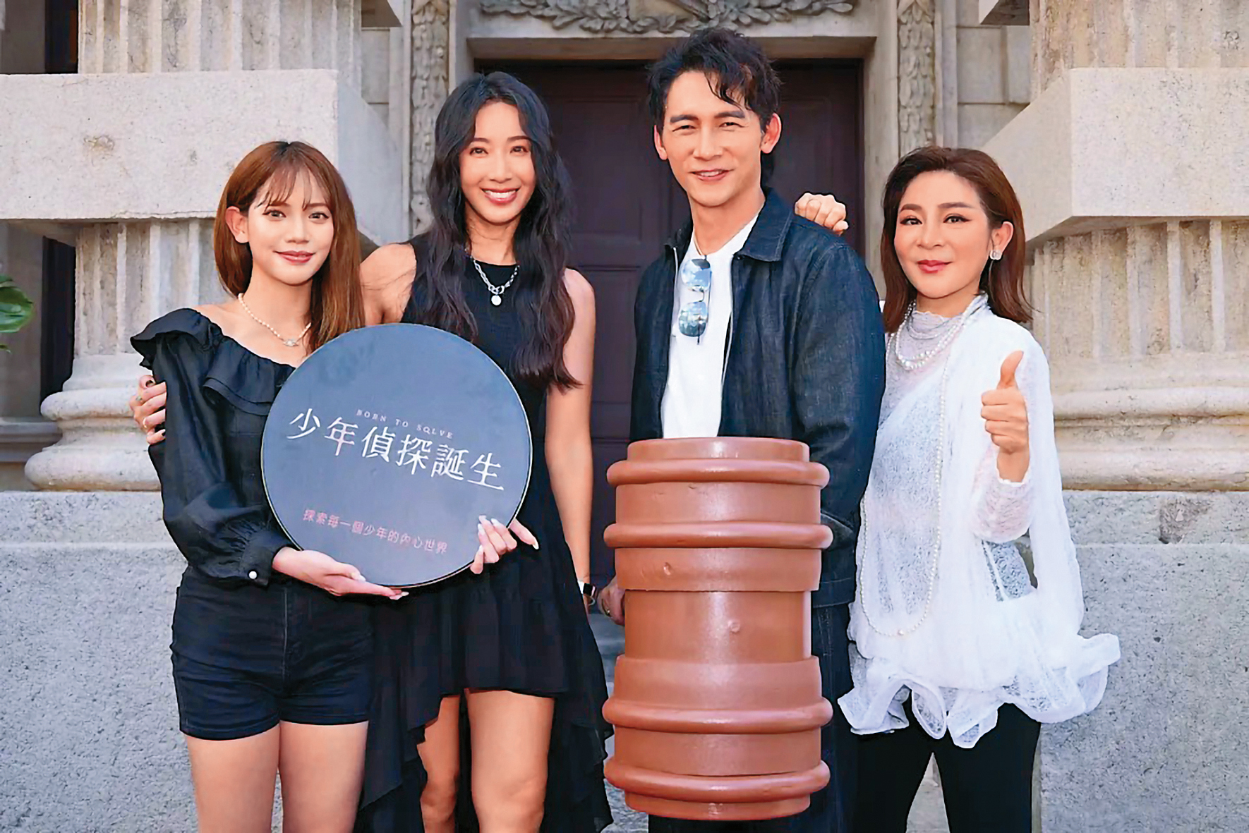 隋棠（左二）和温昇豪（右二）最近加入實境綜藝《少年偵探誕生》，擔任常駐嘉賓。（灰人文化提供）