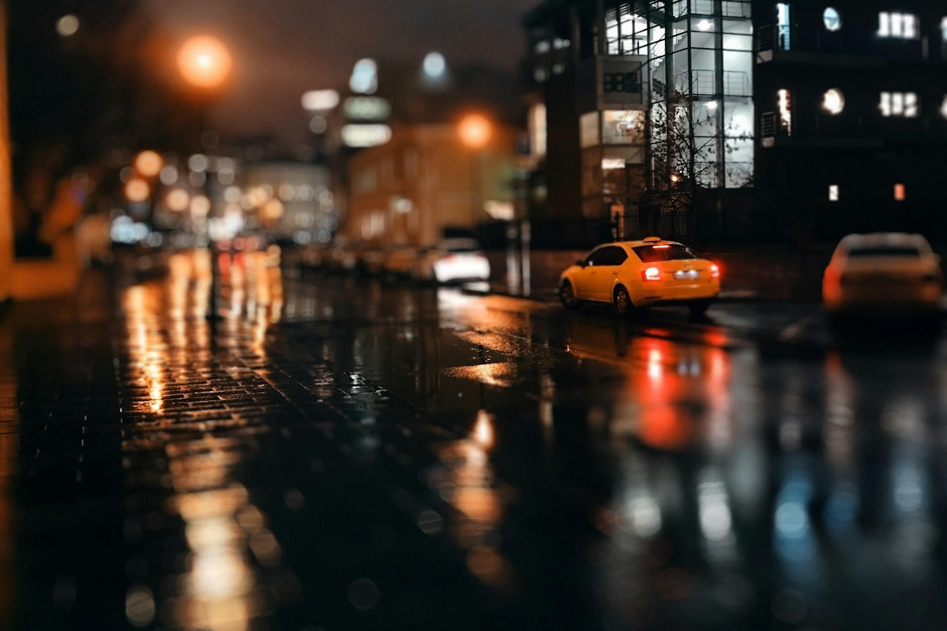 南韓一名女大生誤以為遭司機綁架，跳車逃生慘遭其他車輛撞死。（示意圖，Unsplash）