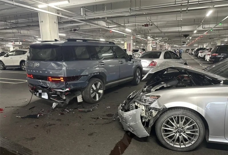 李男駕駛Lexus銀色轎車準備離開時，車輛突然失控，警方當場驗出他毒駕。（翻攝畫面）