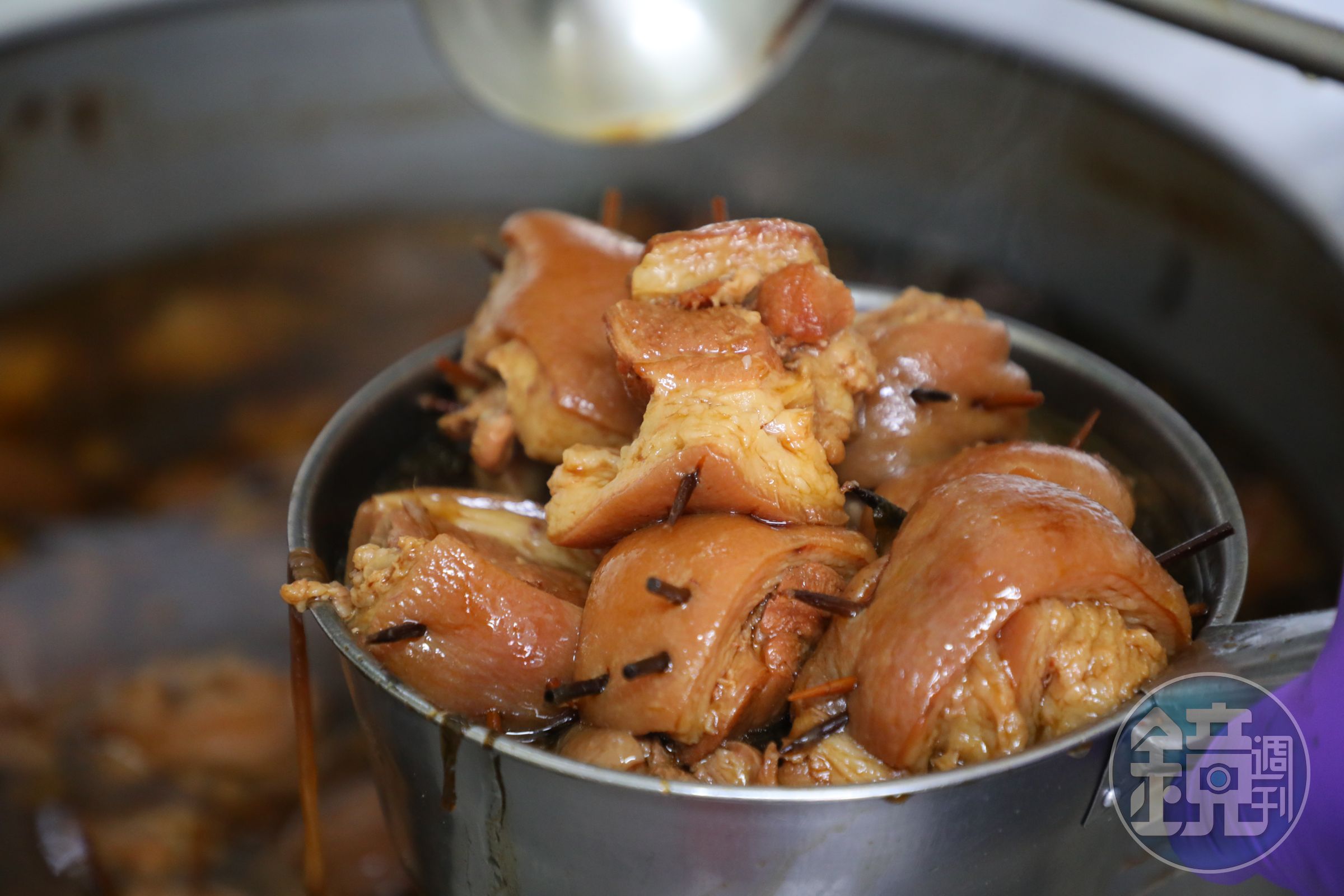 鍋裡的爌肉可以任挑肥瘦或特定部位。