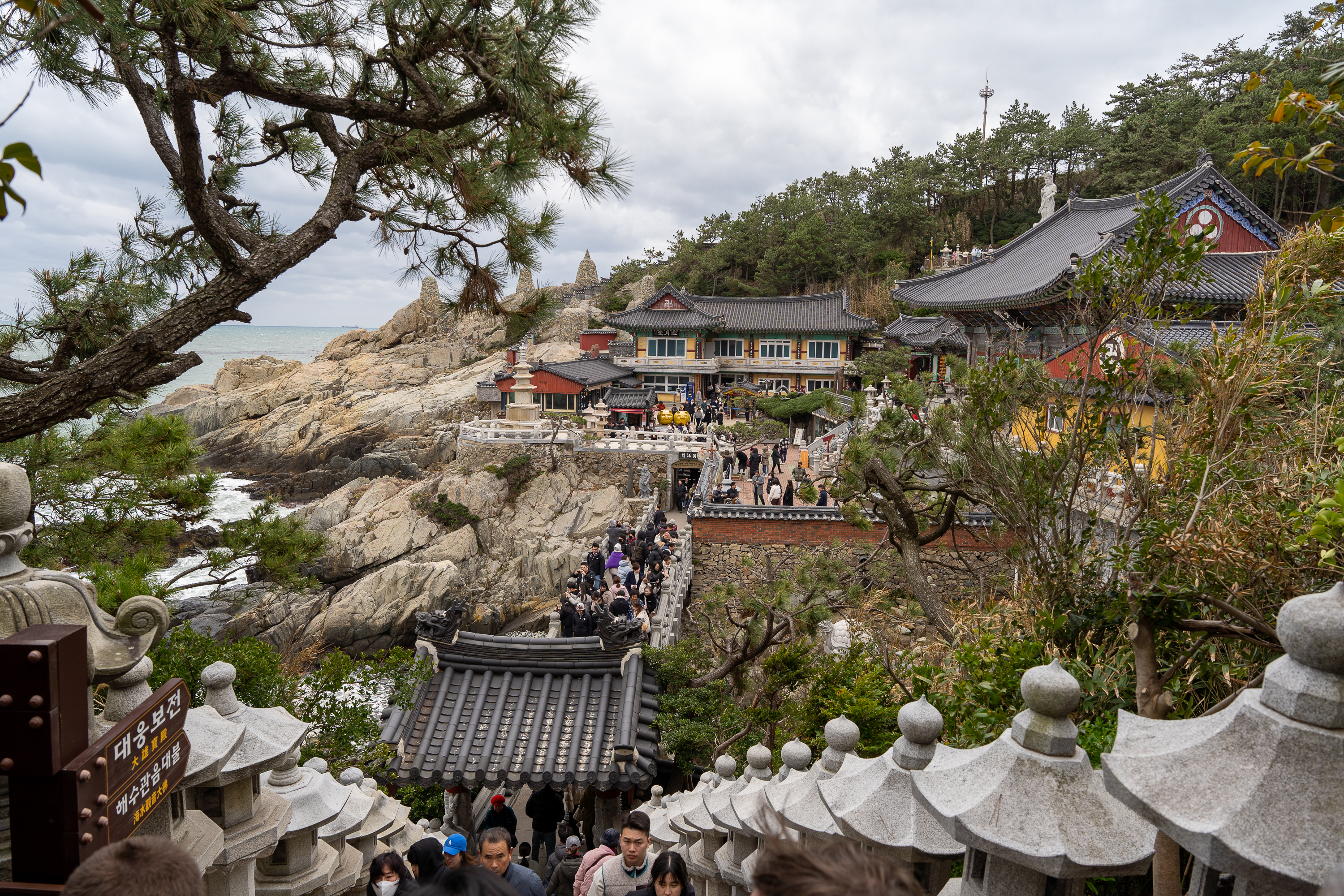 海東龍宮寺是一座建在海邊岩石上的古寺，占地極廣，初建於1376年，至今已有近700年歷史。