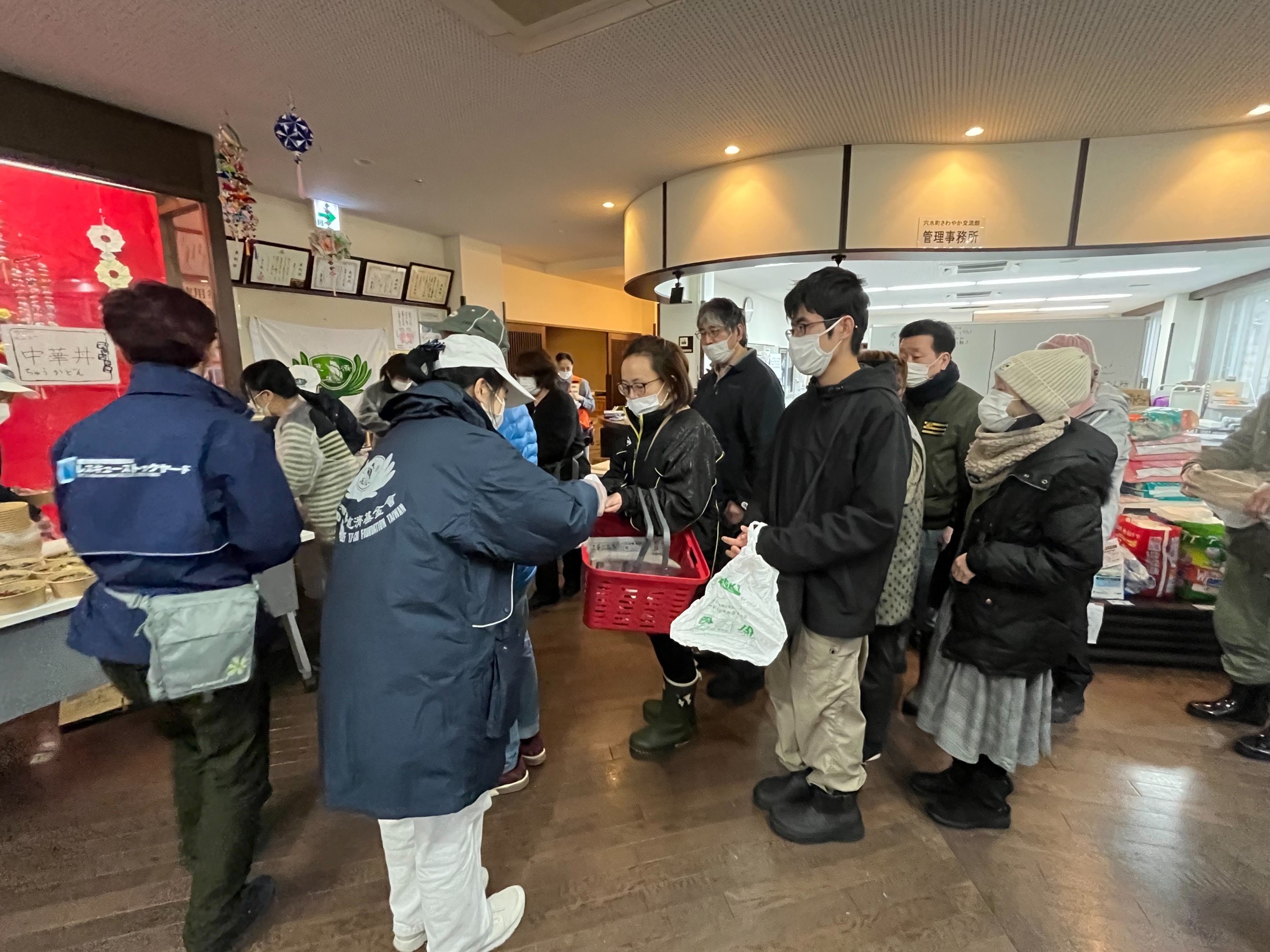 志工準備的熱食以方便長者食用的軟質及清淡食材為主的八寶燴飯。（慈濟基金會提供）