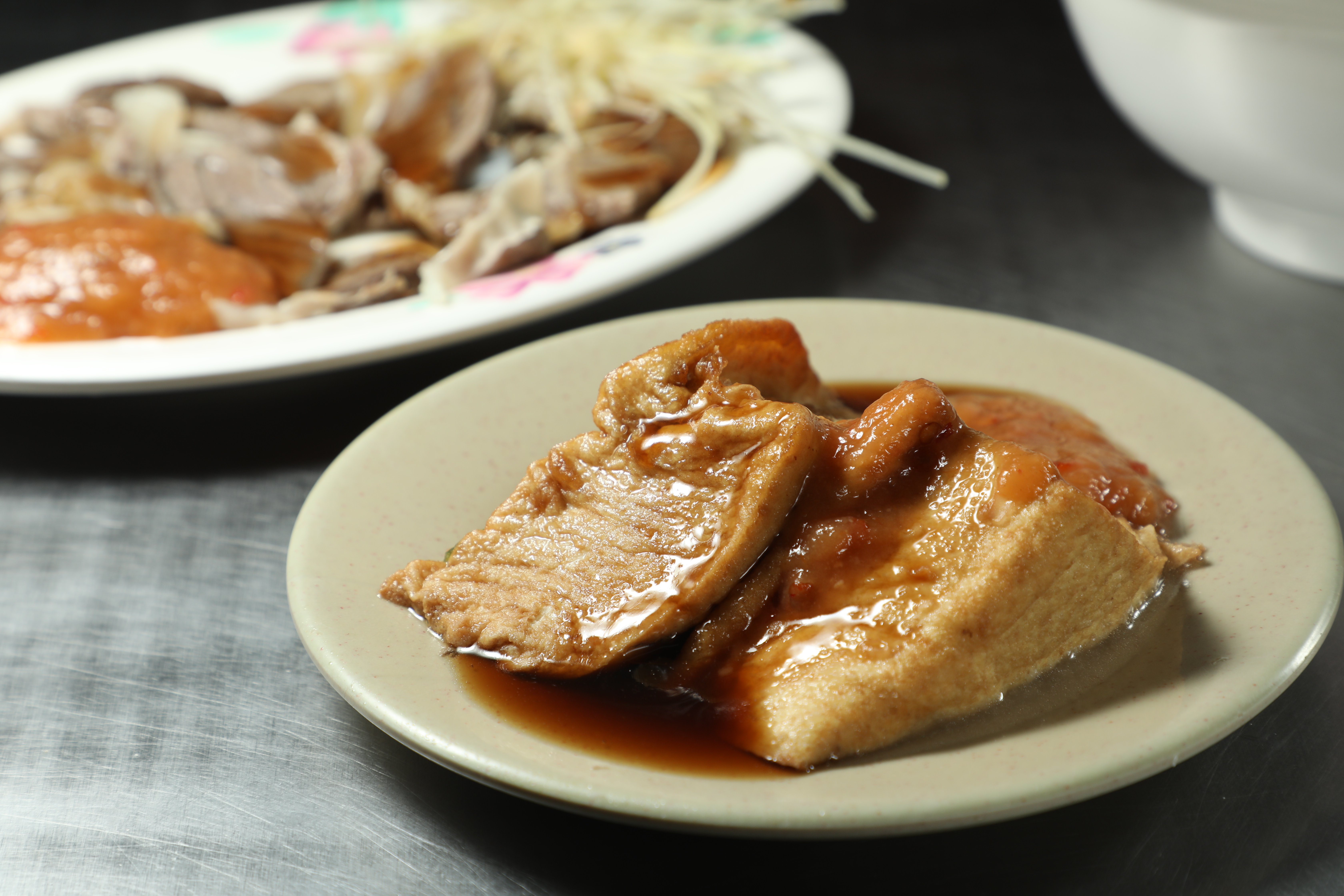 「油豆腐」同樣吸飽豬內臟甜味，非常好吃。（20元／份）