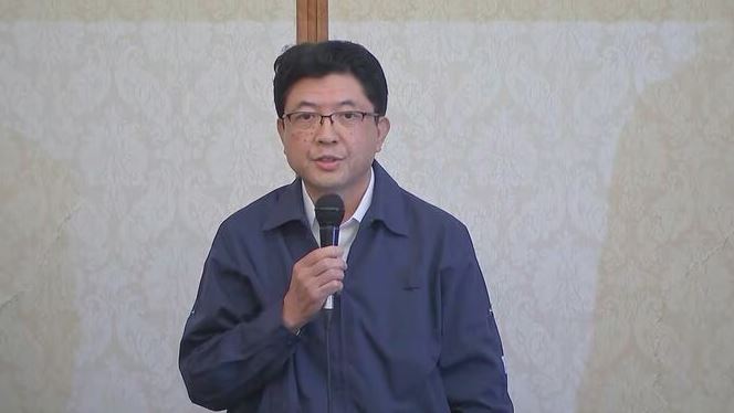 吉田昭夫一開場便低頭致歉，坦言事故導致寶貴生命逝去，讓公司「感到無比慚愧與痛心」，並向罹難者及遺族致上最深歉意。（翻攝自TBS新聞）