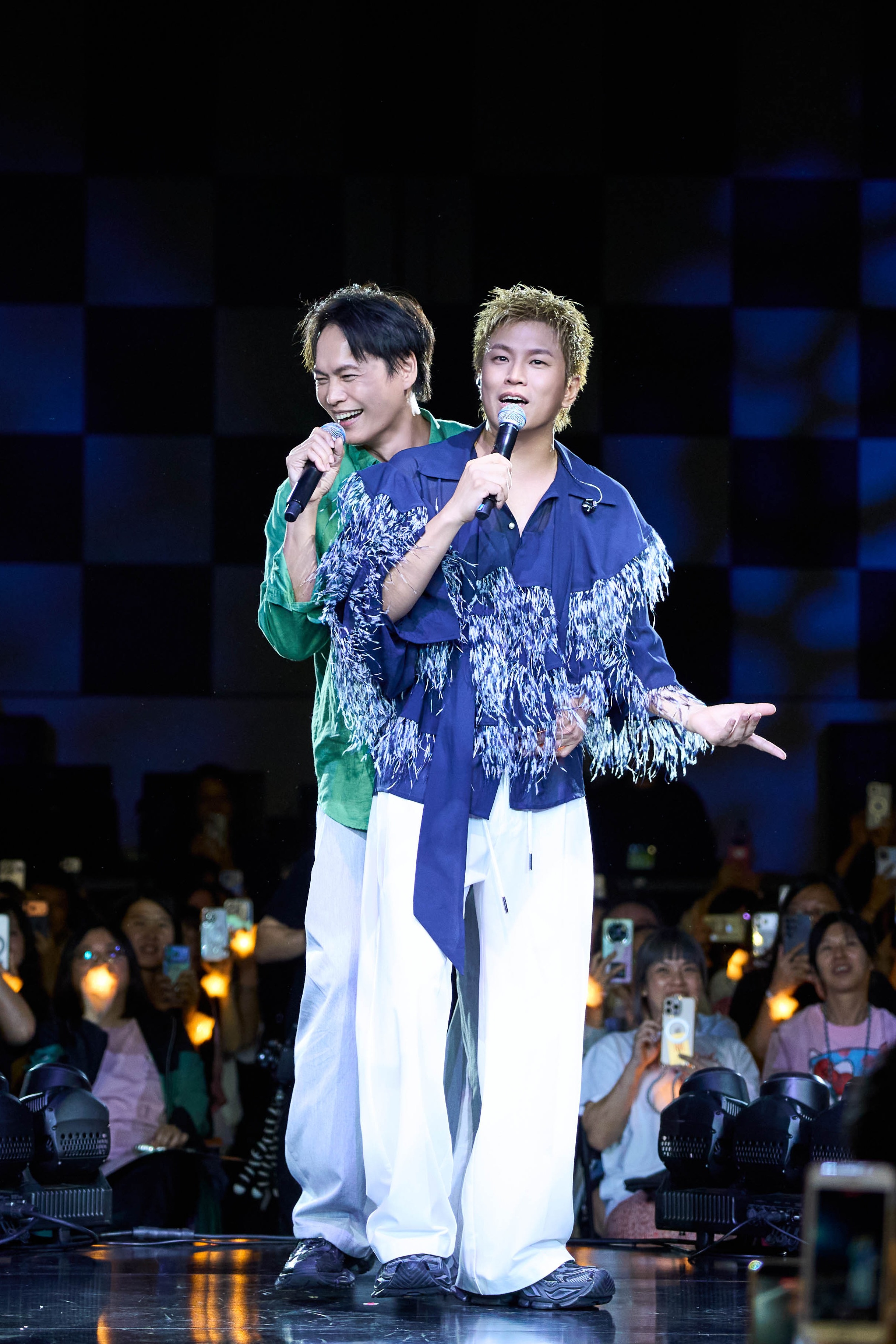 蕭景鴻演唱〈愛我別走〉時驚喜邀鄰居黃鐙輝上台，兩人黏TT「男分男捨」笑翻全場。（相信音樂提供）