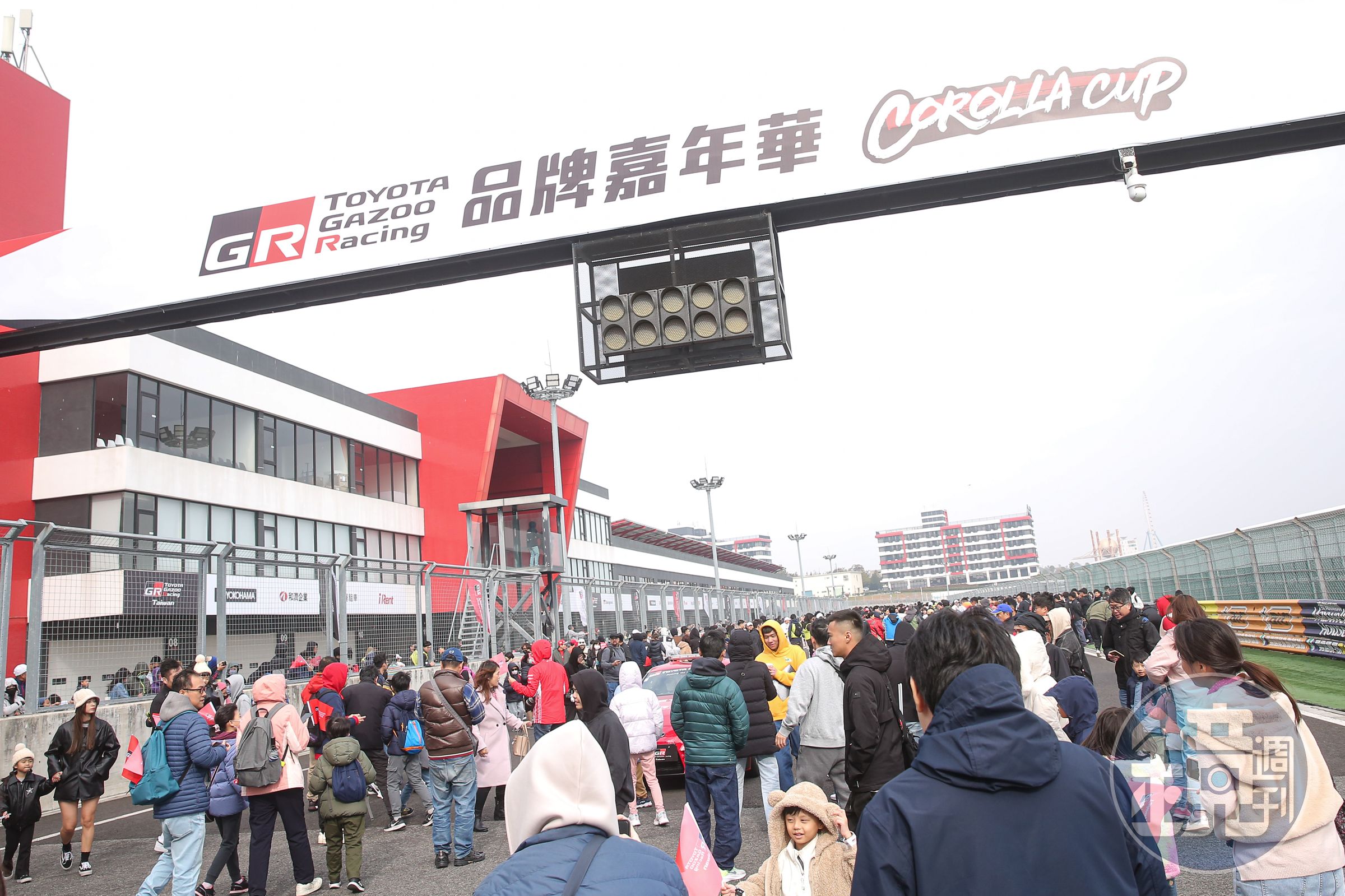 和泰汽車上週六更豪砸5,000萬元，在台首度舉辦《TOYOTA GR品牌嘉年華》與Corolla Cup統規示範賽，吸引超過4,000名粉絲熱情參與。