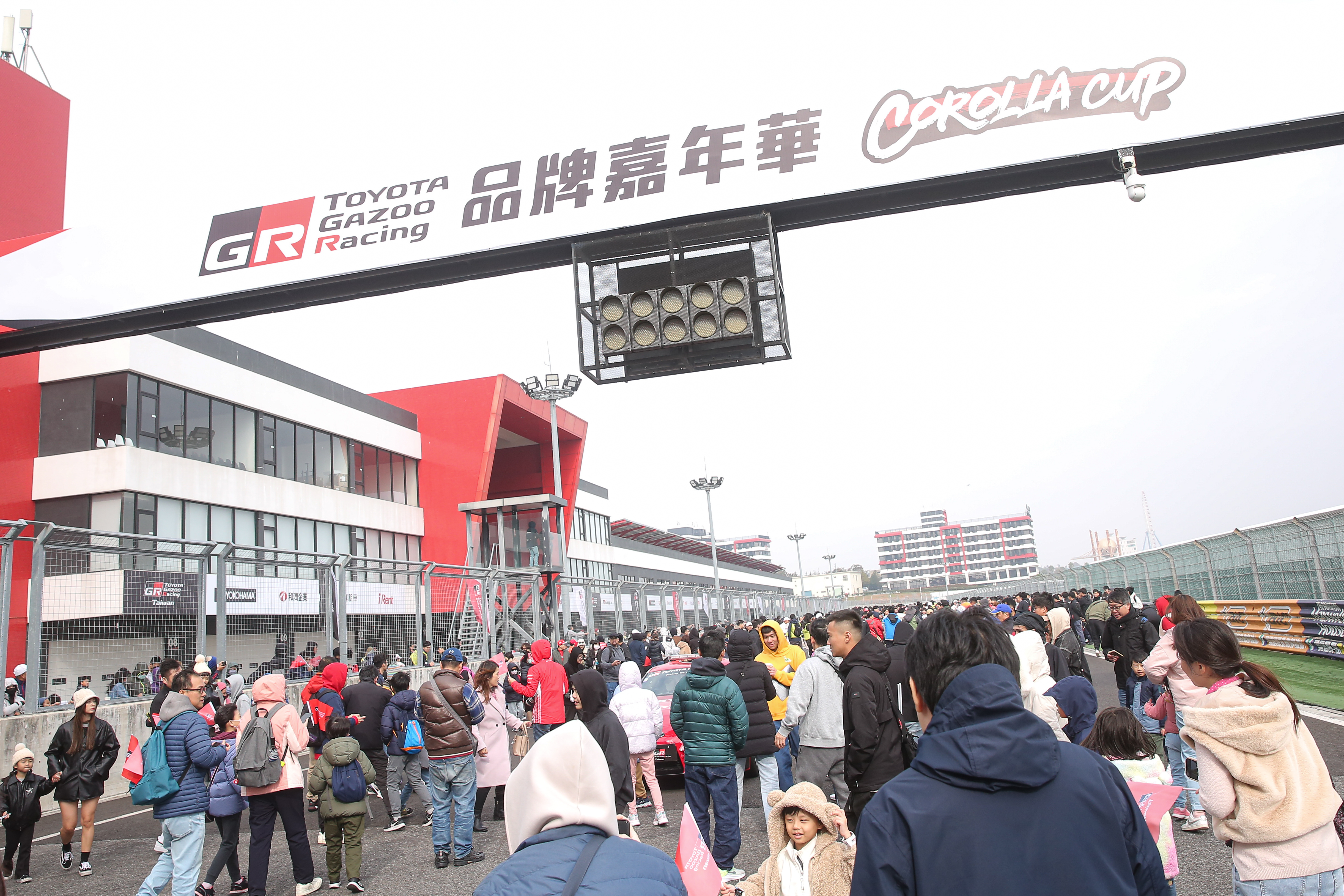 和泰汽車上週六更豪砸5,000萬元，在台首度舉辦《TOYOTA GR品牌嘉年華》與Corolla Cup統規示範賽，吸引超過4,000名粉絲熱情參與。